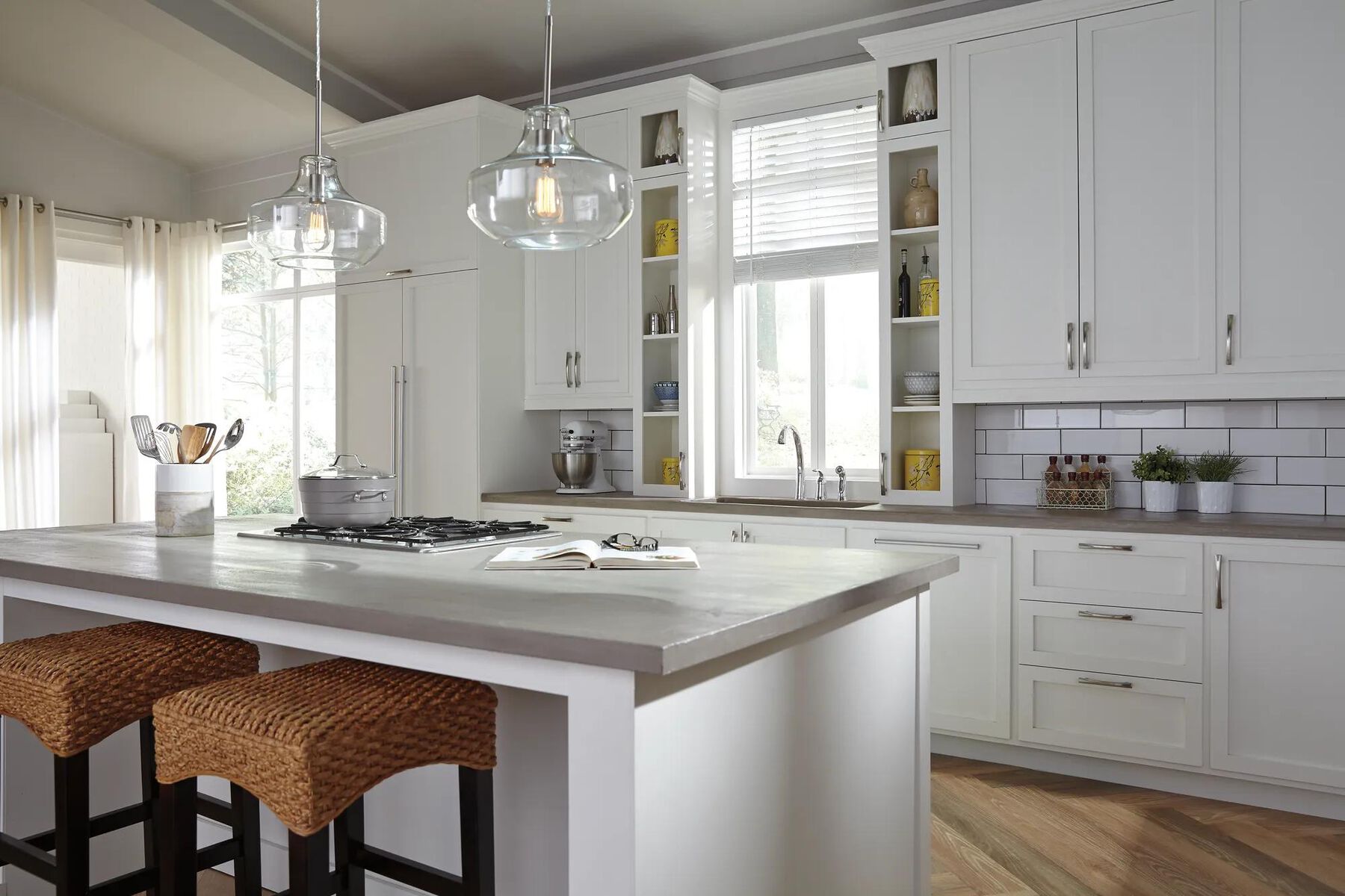Single Handle Kitchen Faucet with Spray