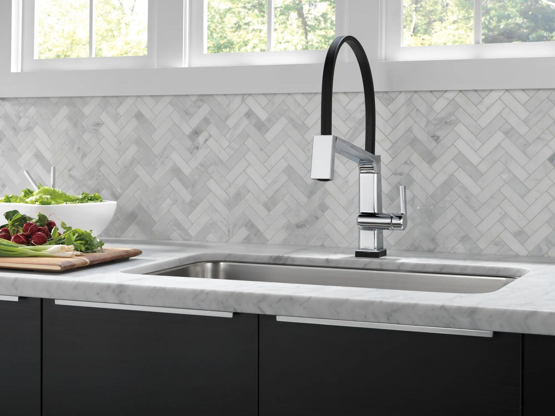 Single Handle Exposed Hose Kitchen Faucet with Touch<sub>2</sub>O Technology