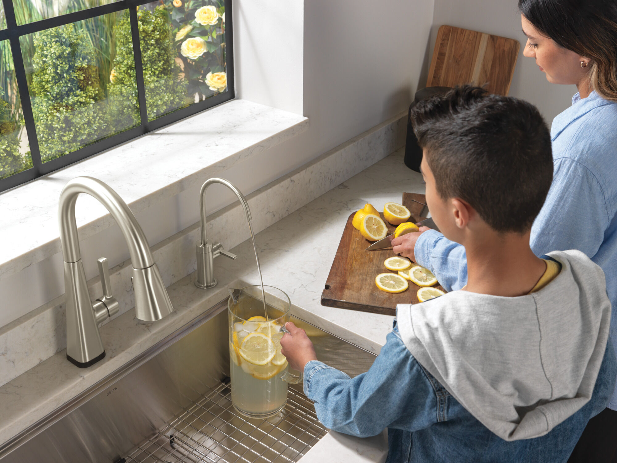 Single-Handle Pull-Down Kitchen Faucet with Touch2O® Technology in