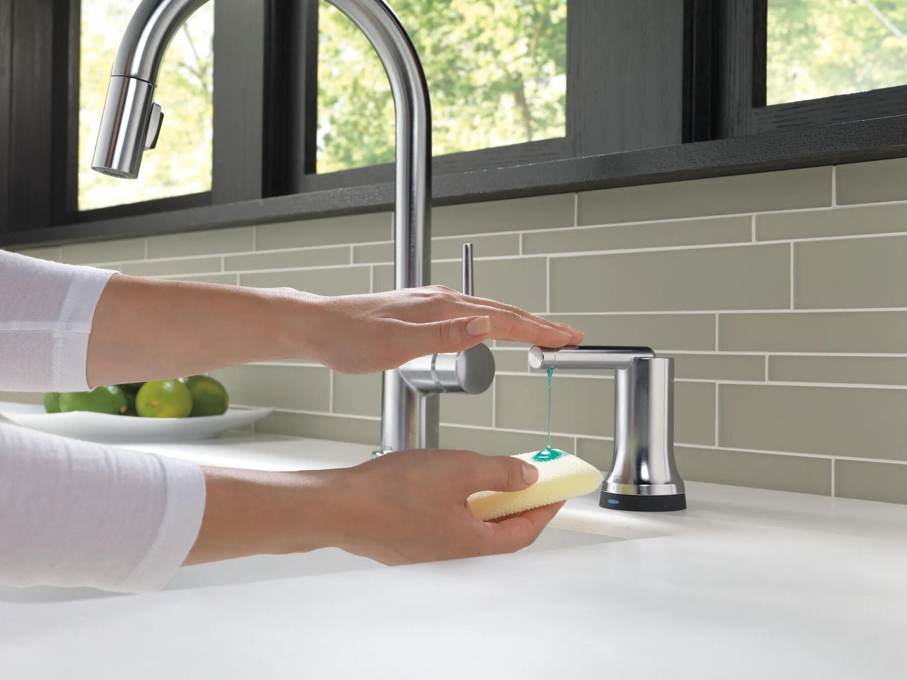 Single Handle Pull-Down Kitchen Faucet with Touch<sub>2</sub>O&reg; Technology