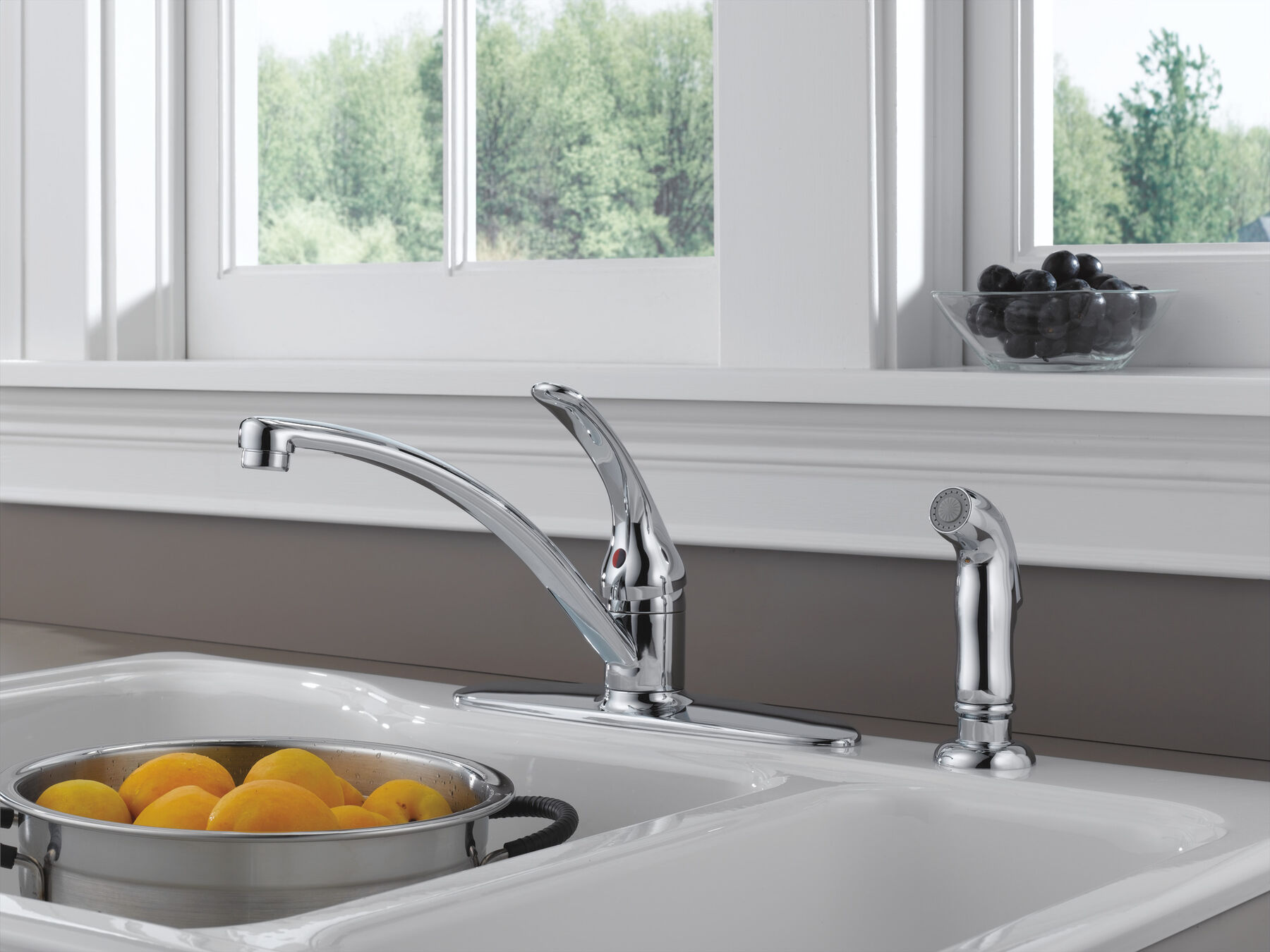 Single Handle Kitchen Faucet with Spray