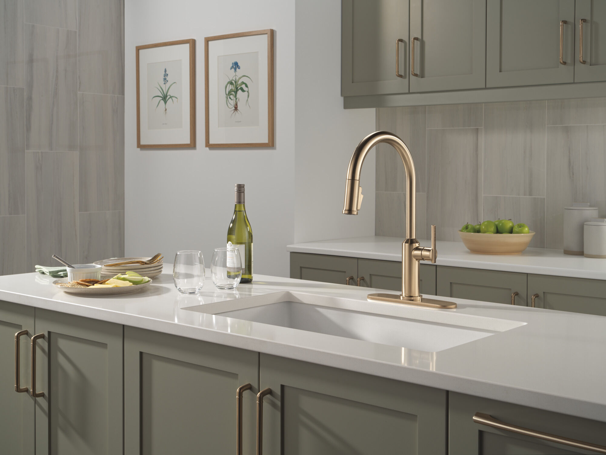 Single Handle Pull-Down Kitchen Faucet in Lumicoat® Champagne