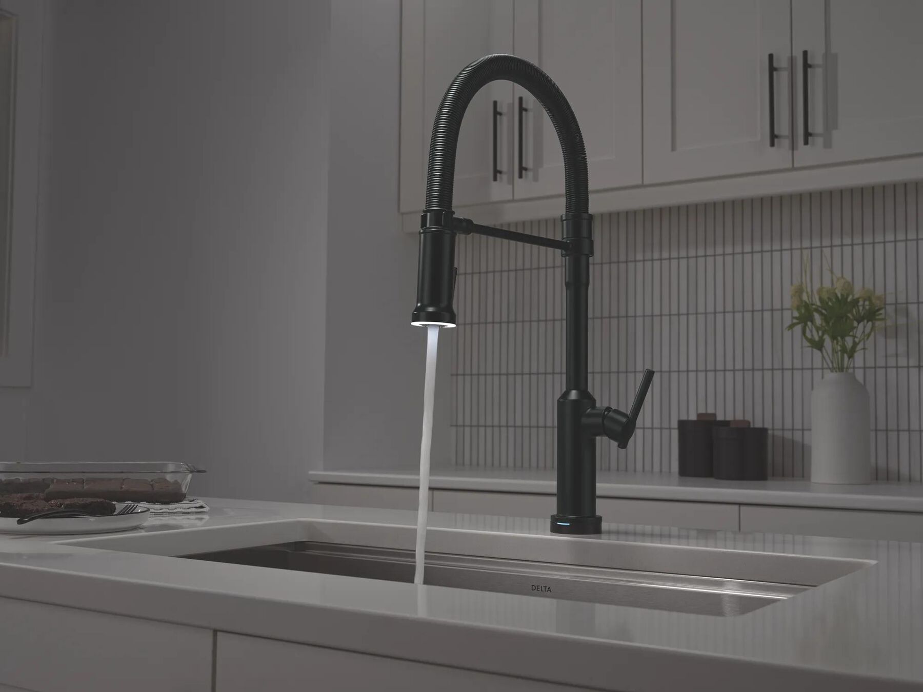 Touch2O&reg; Technology Kitchen Faucet with Touchless Technology