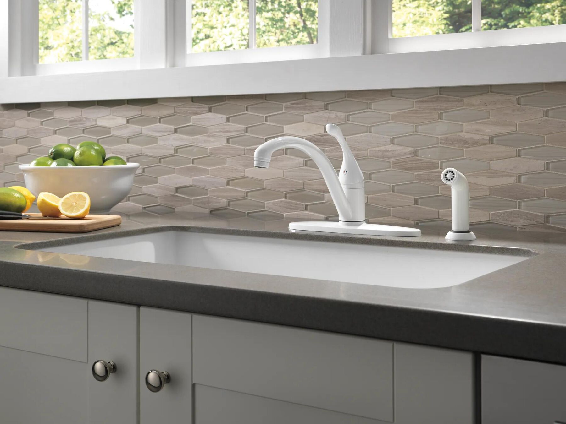 Single Handle Kitchen Faucet with Spray
