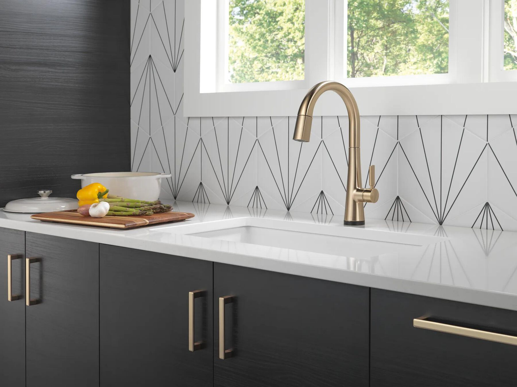 Single Handle Pull-Down Kitchen Faucet With Touch<sub>2</sub>O&reg;  Technology
