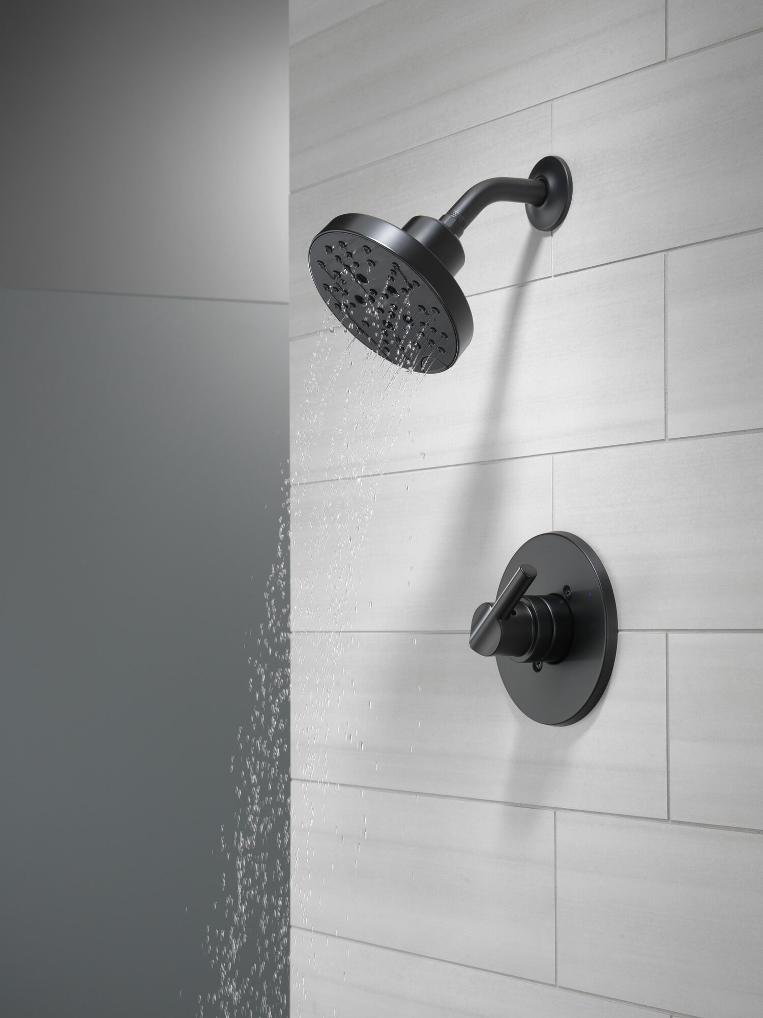 AquaProject クロダイ74 Monitor® 14 Series H2Okinetic® Shower in Matte Black 142749-BL