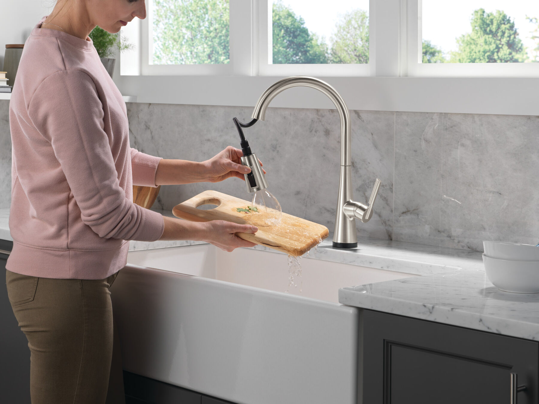 Single Handle Pull-Down Touch<sub>2</sub>O&reg; Technology Kitchen Faucet with Touchless Technology