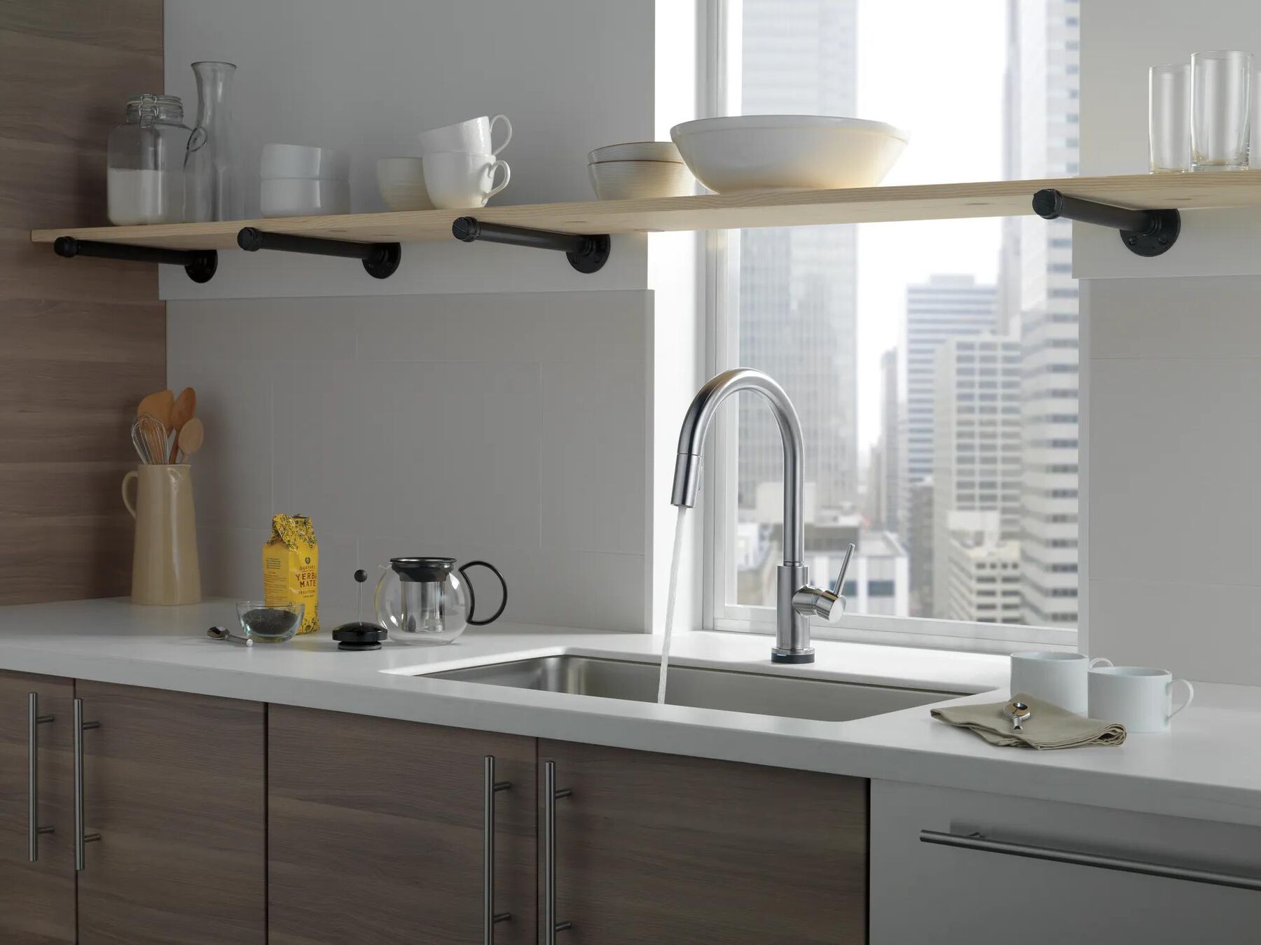 Single Handle Pull-Down Kitchen Faucet with Touch<sub>2</sub>O&reg; Technology