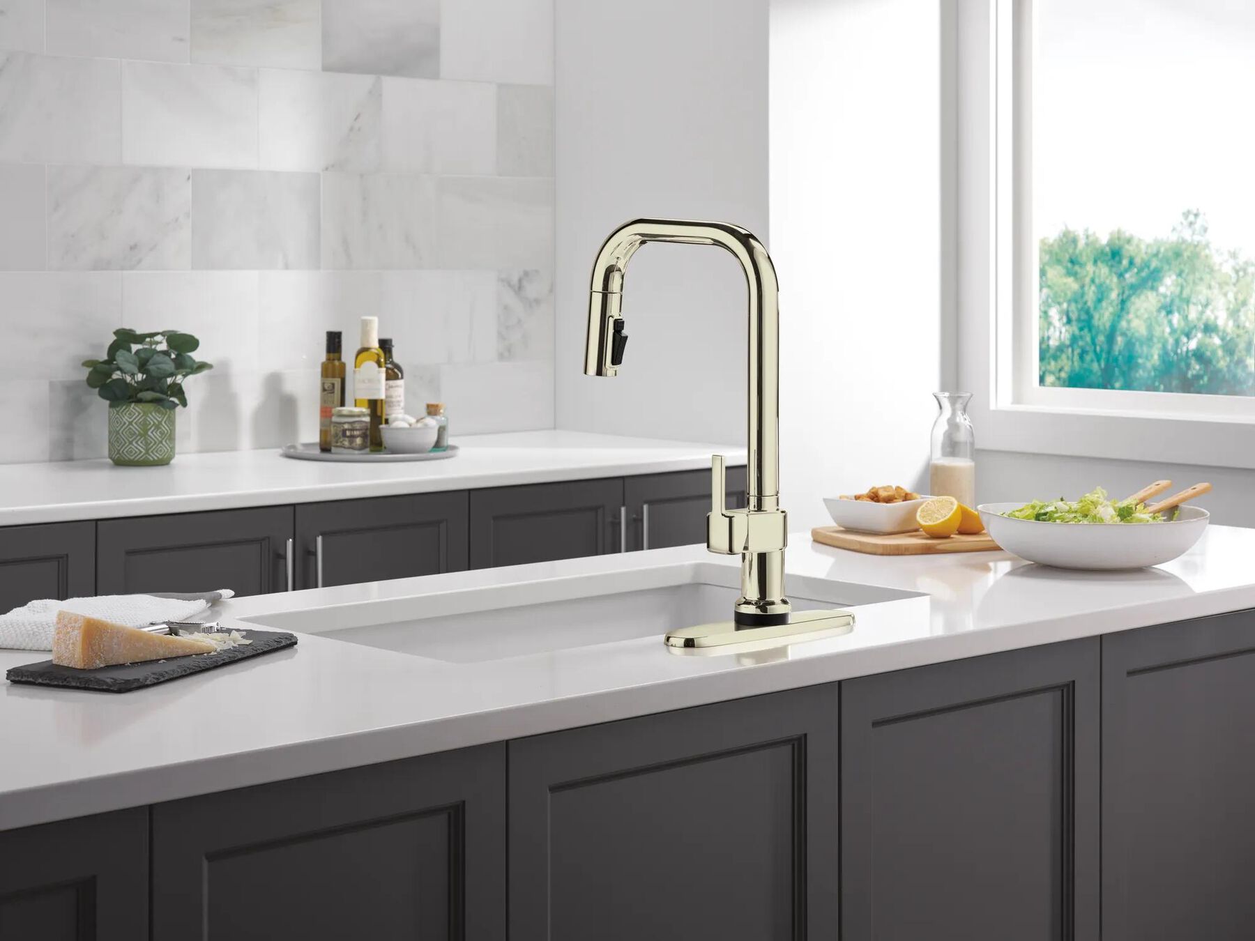 Touch2O&reg; with Touchless Technology Single Handle Pull-Down Kitchen Faucet