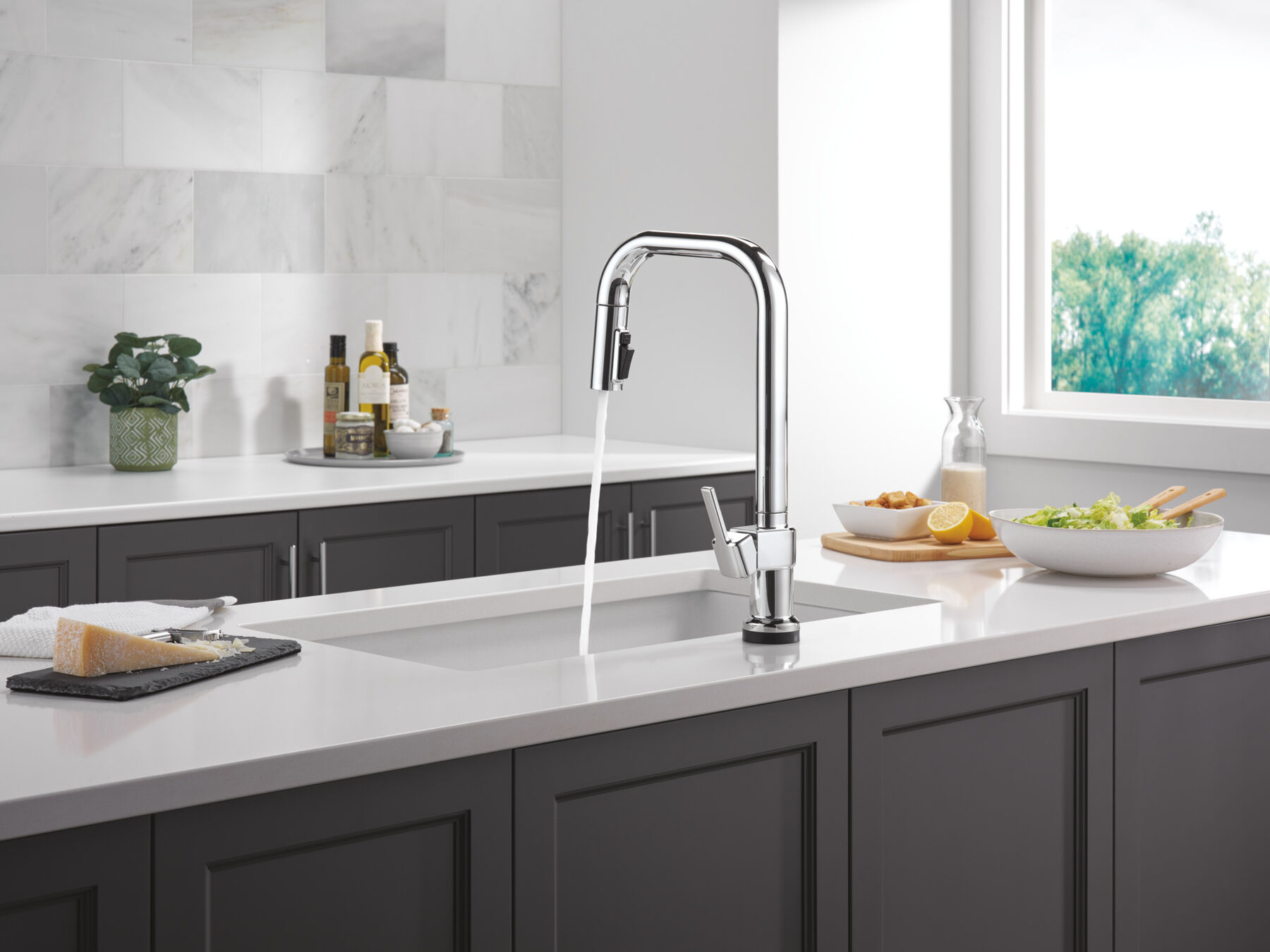 Touch2O&reg; with Touchless Technology Single Handle Pull-Down Kitchen Faucet