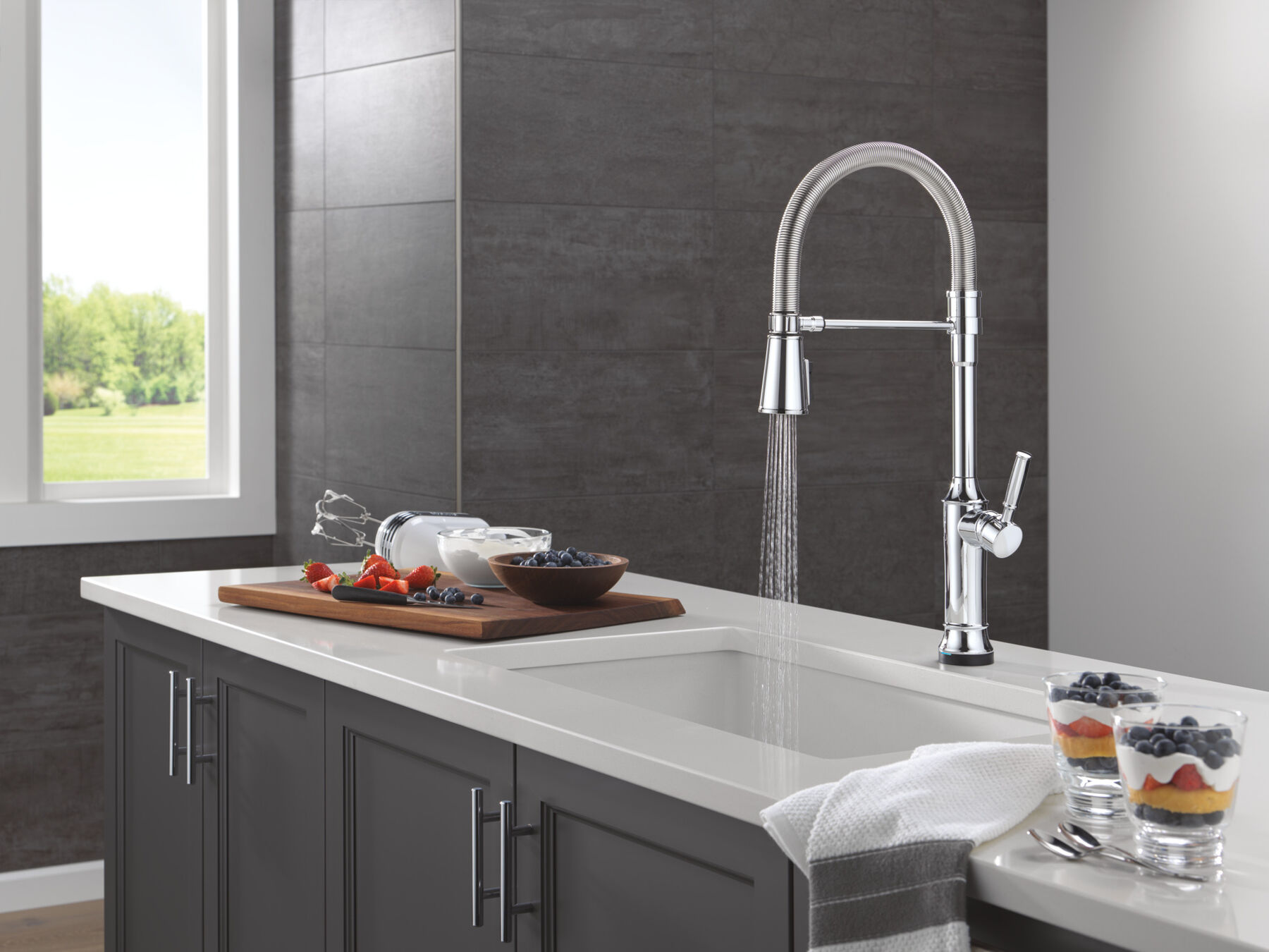 Touch2O&reg; Technology Kitchen Faucet with Touchless Technology