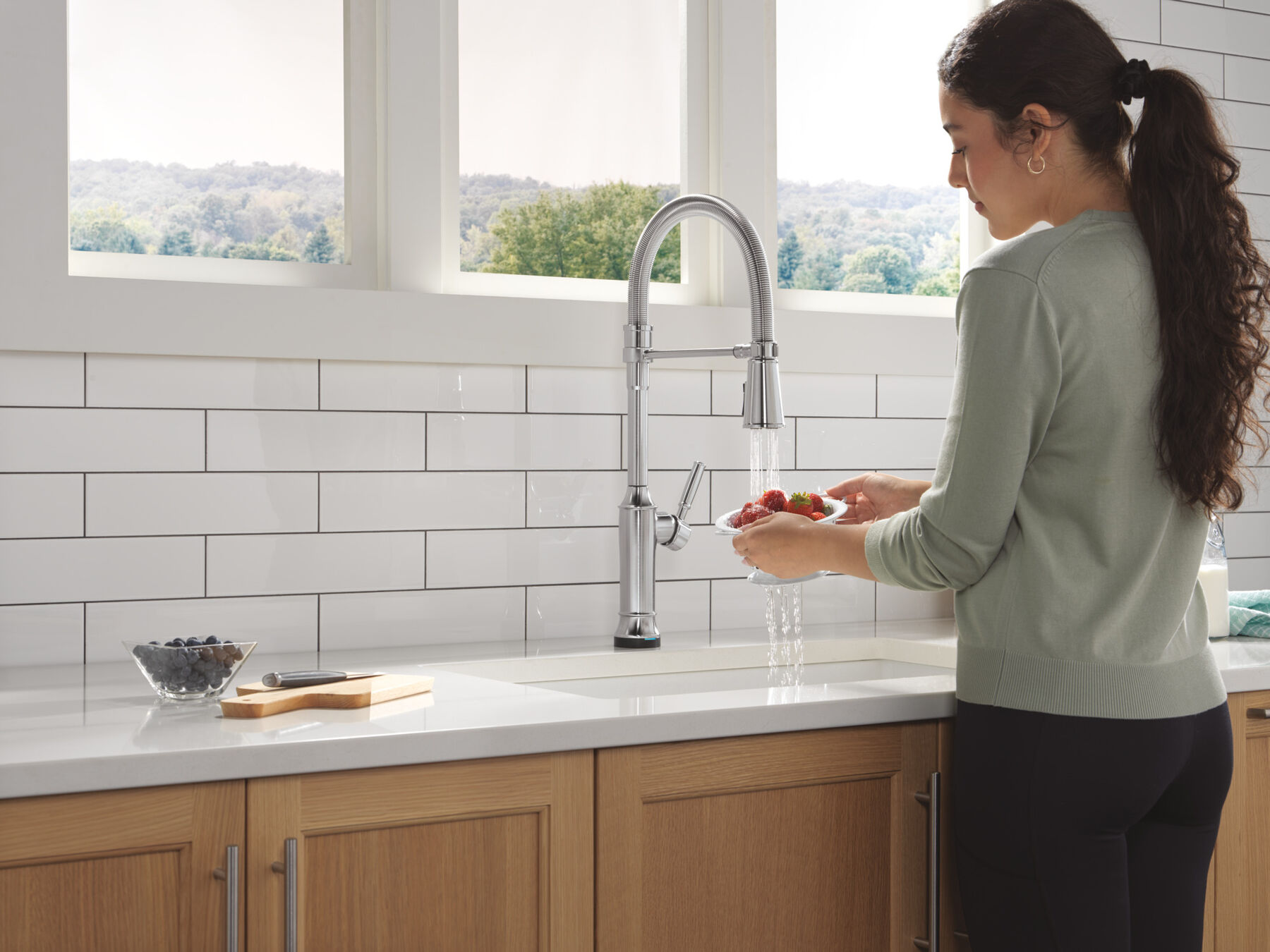 Touch2O&reg; Technology Kitchen Faucet with Touchless Technology