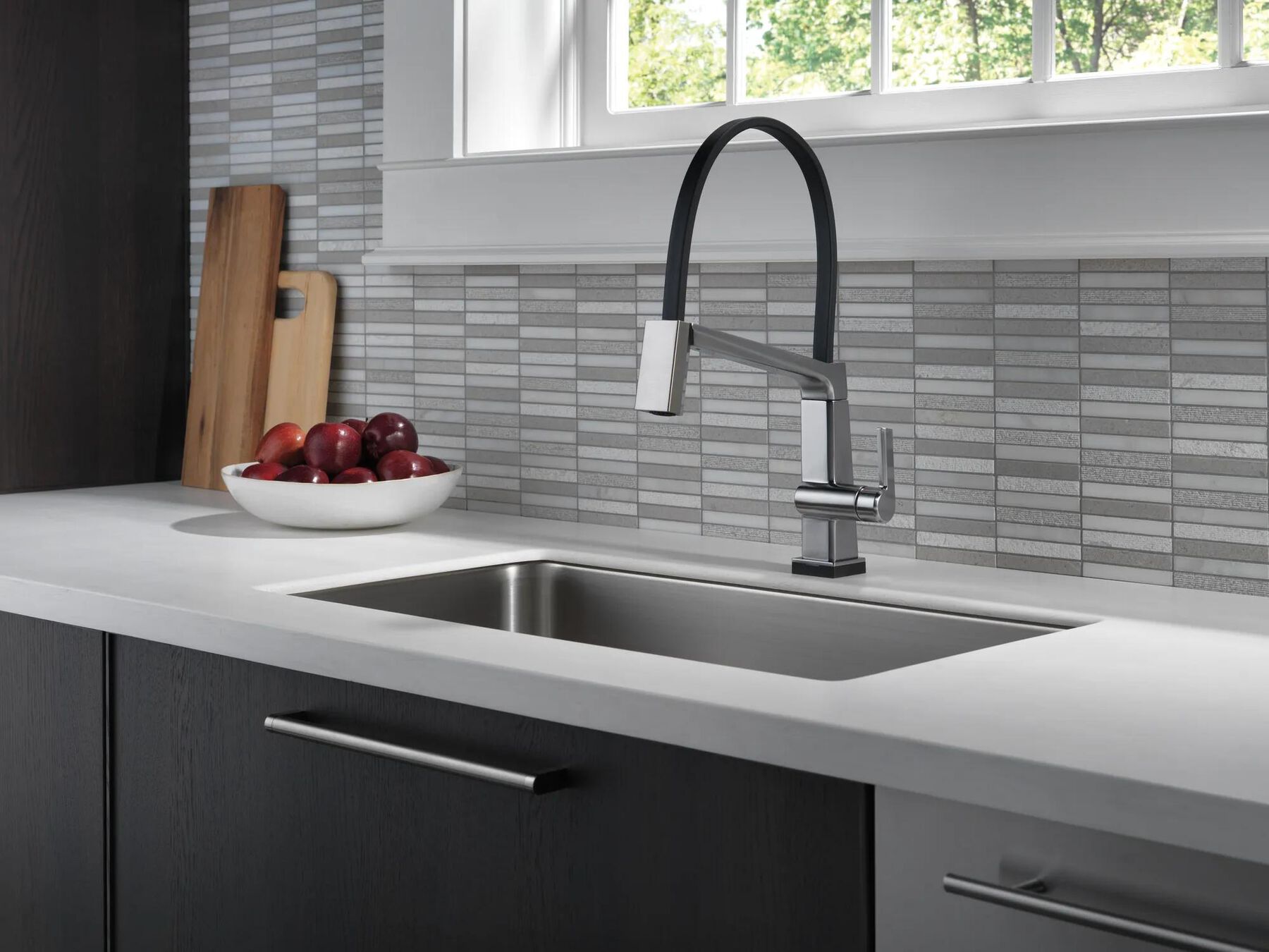 Single Handle Exposed Hose Kitchen Faucet with Touch2O Technology