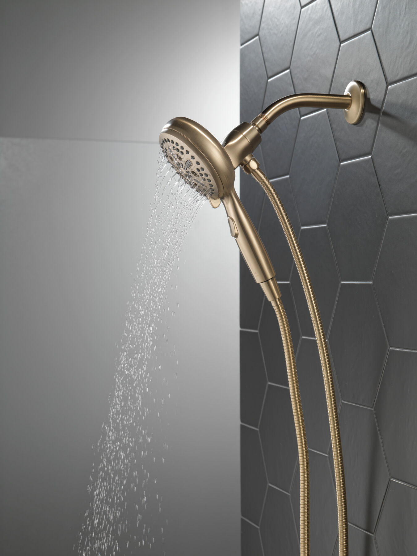 7-Setting SureDock&reg; Magnetic Hand Shower