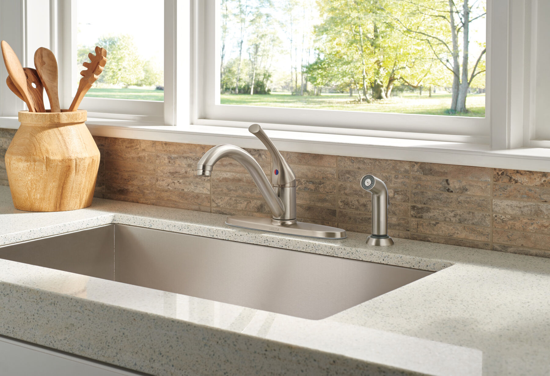 Single Handle Kitchen Faucet with Spray (Recertified)