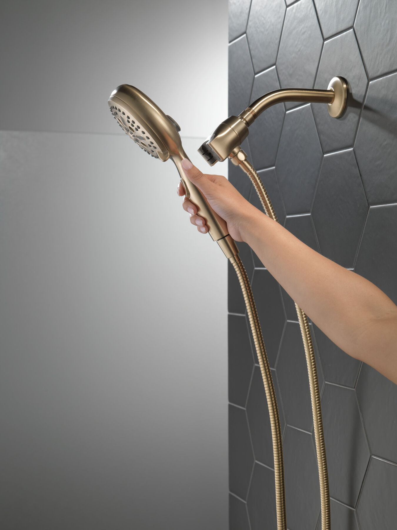7-Setting SureDock&reg; Magnetic Hand Shower