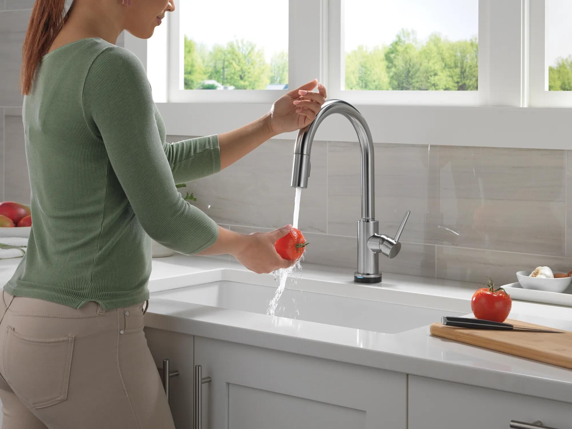 Touchless Pull-Down Kitchen Faucet (Recertified) in Arctic