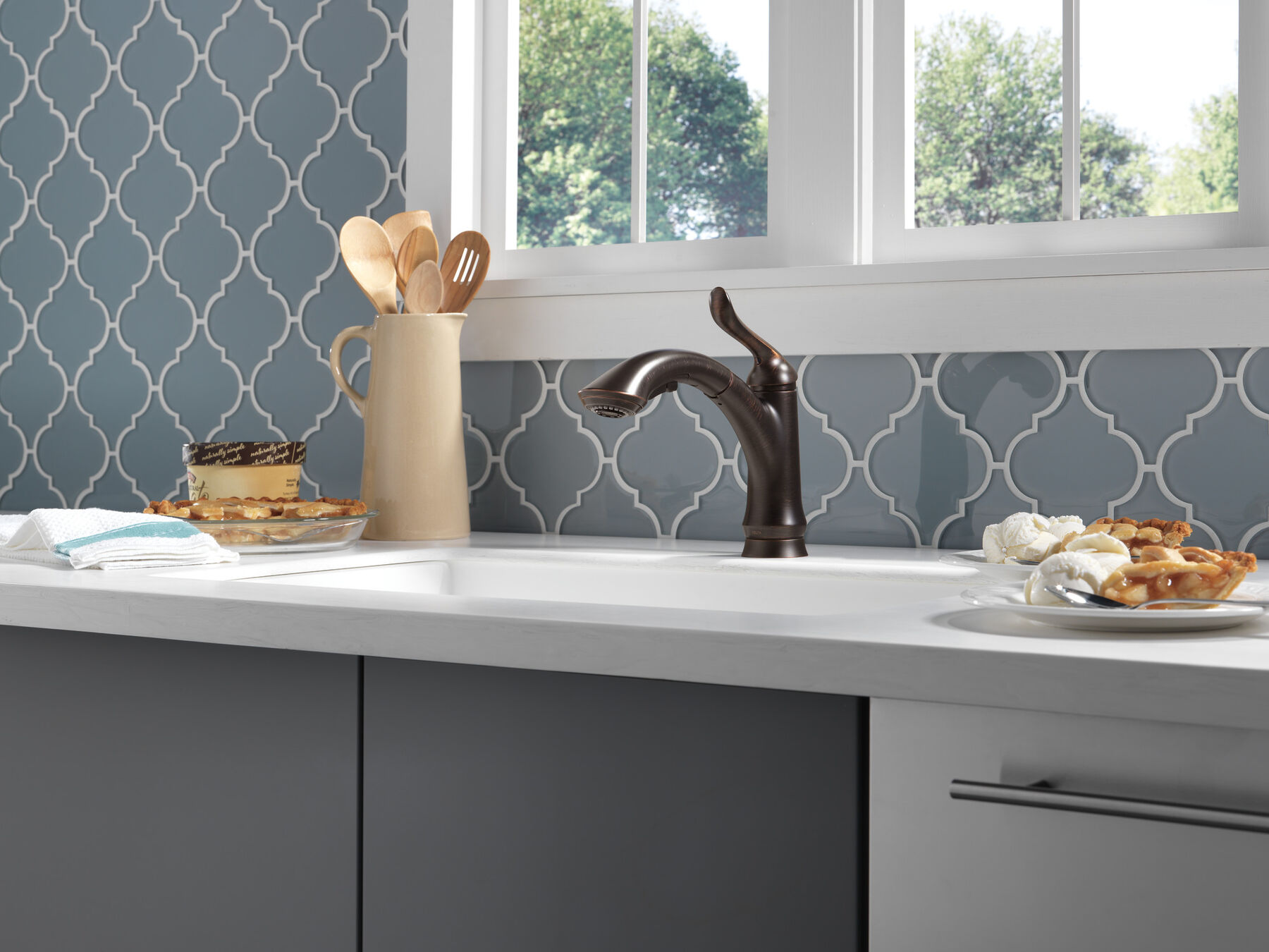 Single Handle Pull-Out Kitchen Faucet