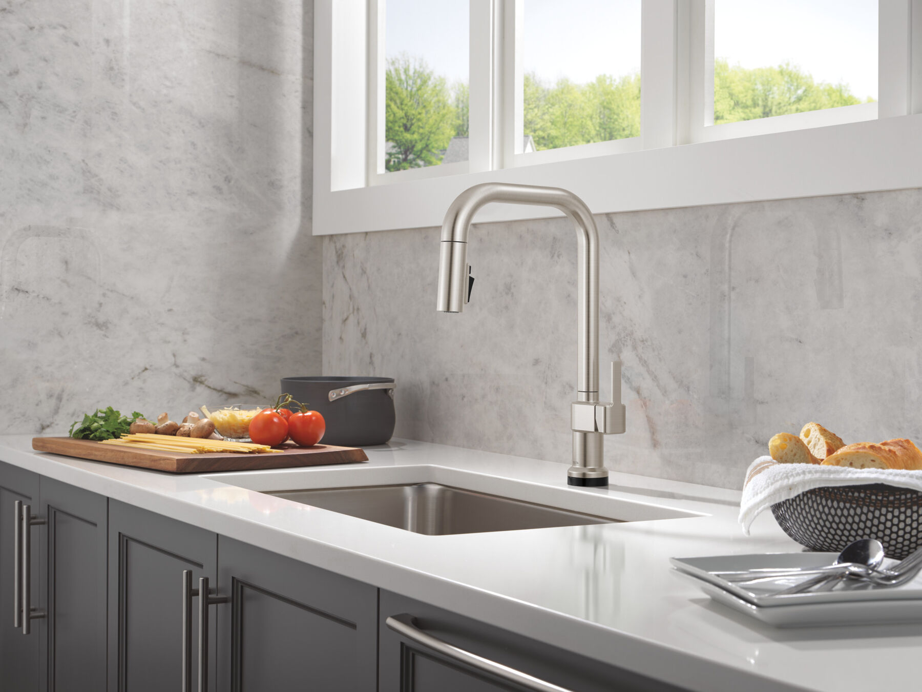 Touch2O&reg; with Touchless Technology Single Handle Pull-Down Kitchen Faucet