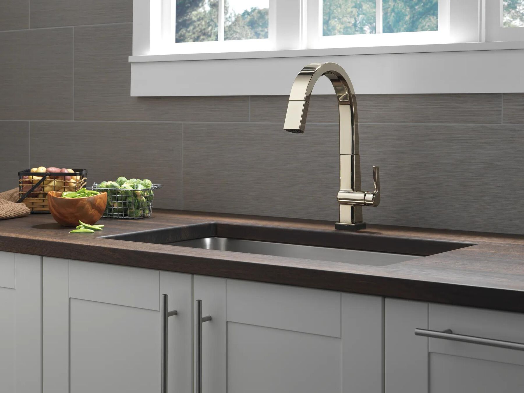 Single Handle Pull Down Kitchen Faucet with Touch<sub>2</sub>O&reg; Technology