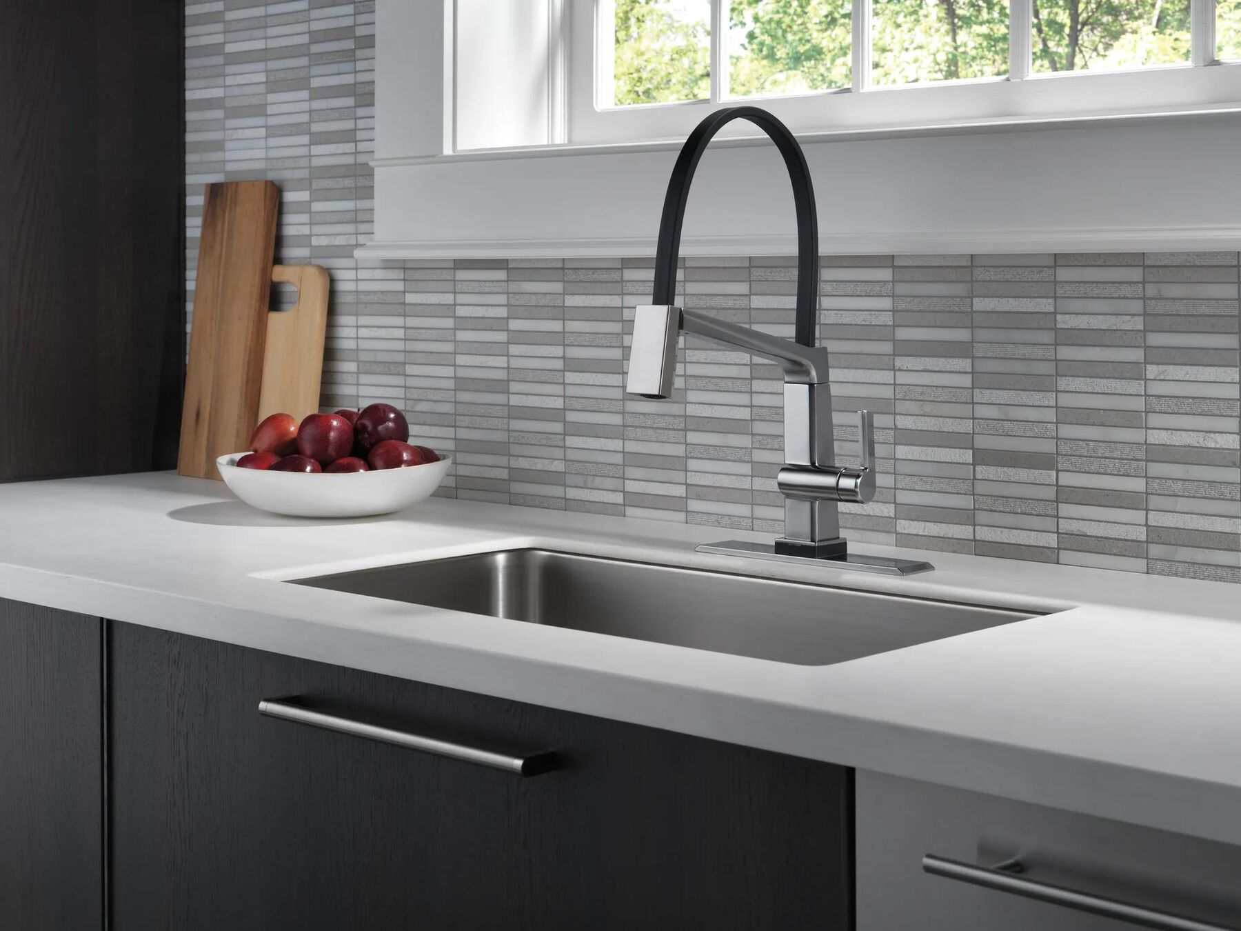 Single Handle Exposed Hose Kitchen Faucet with Touch2O Technology