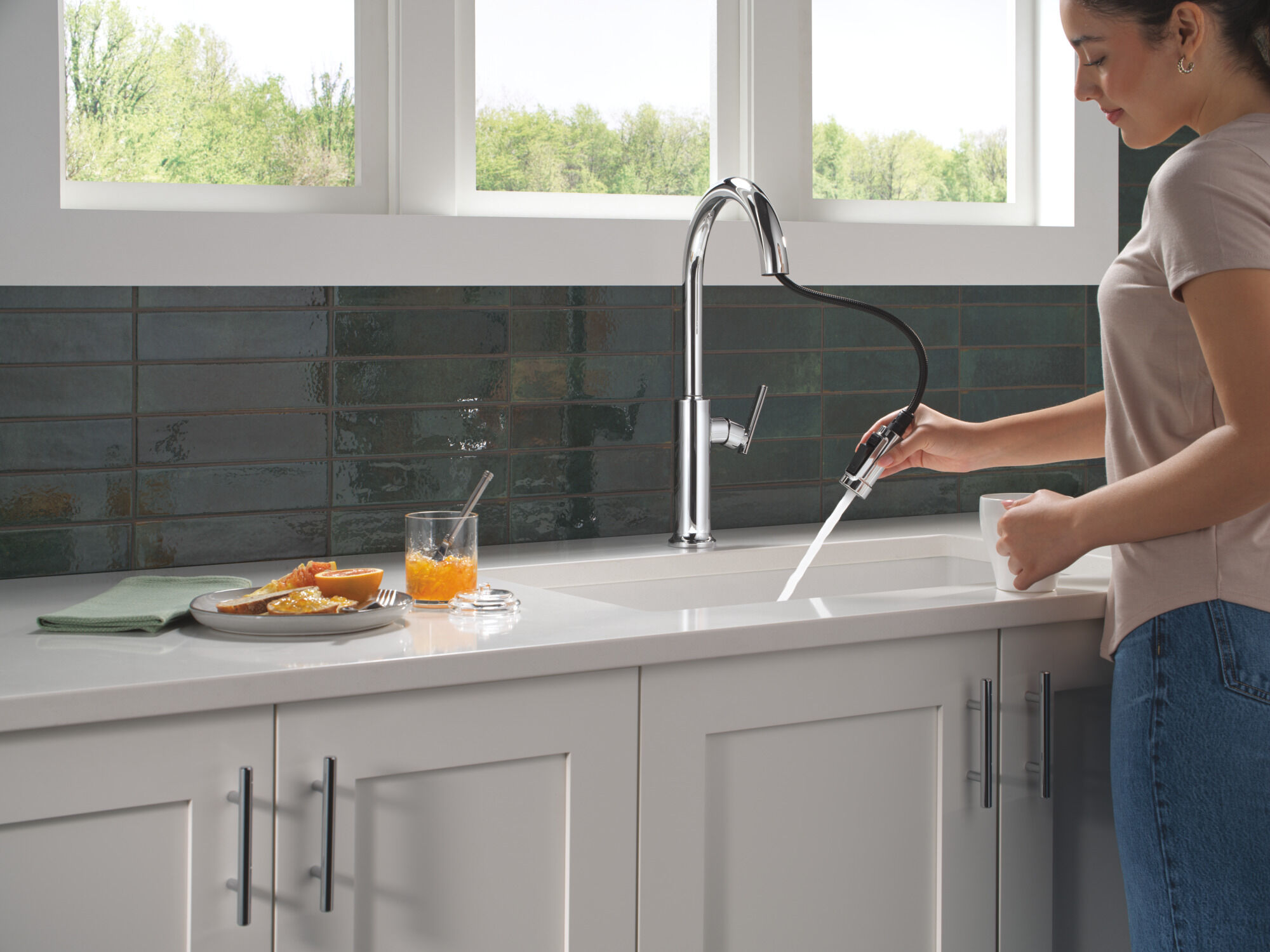 Single Handle Pull-Down Kitchen Faucet in Chrome 9186-DST | Delta