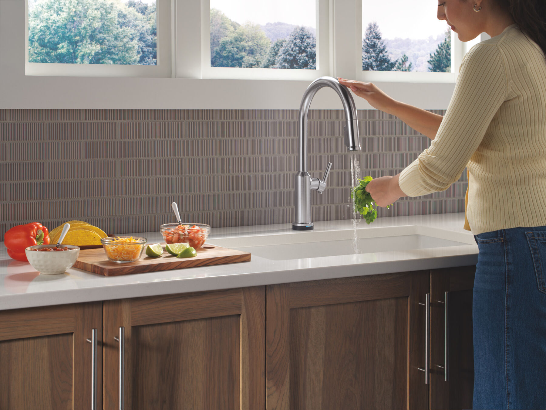 Touch2O&reg; Technology Kitchen Faucet with Touchless Technology