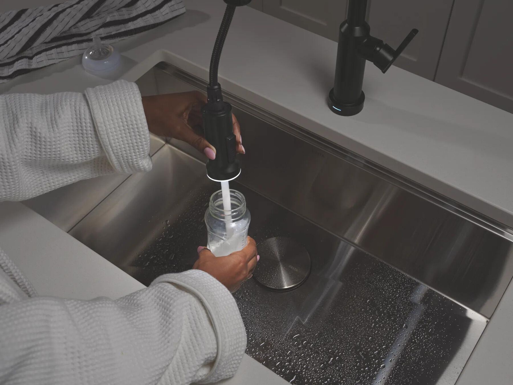 Touch2O&reg; Technology Kitchen Faucet with Touchless Technology