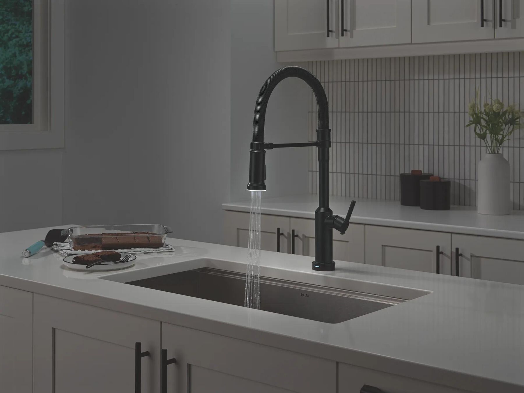 Touch2O&reg; Technology Kitchen Faucet with Touchless Technology