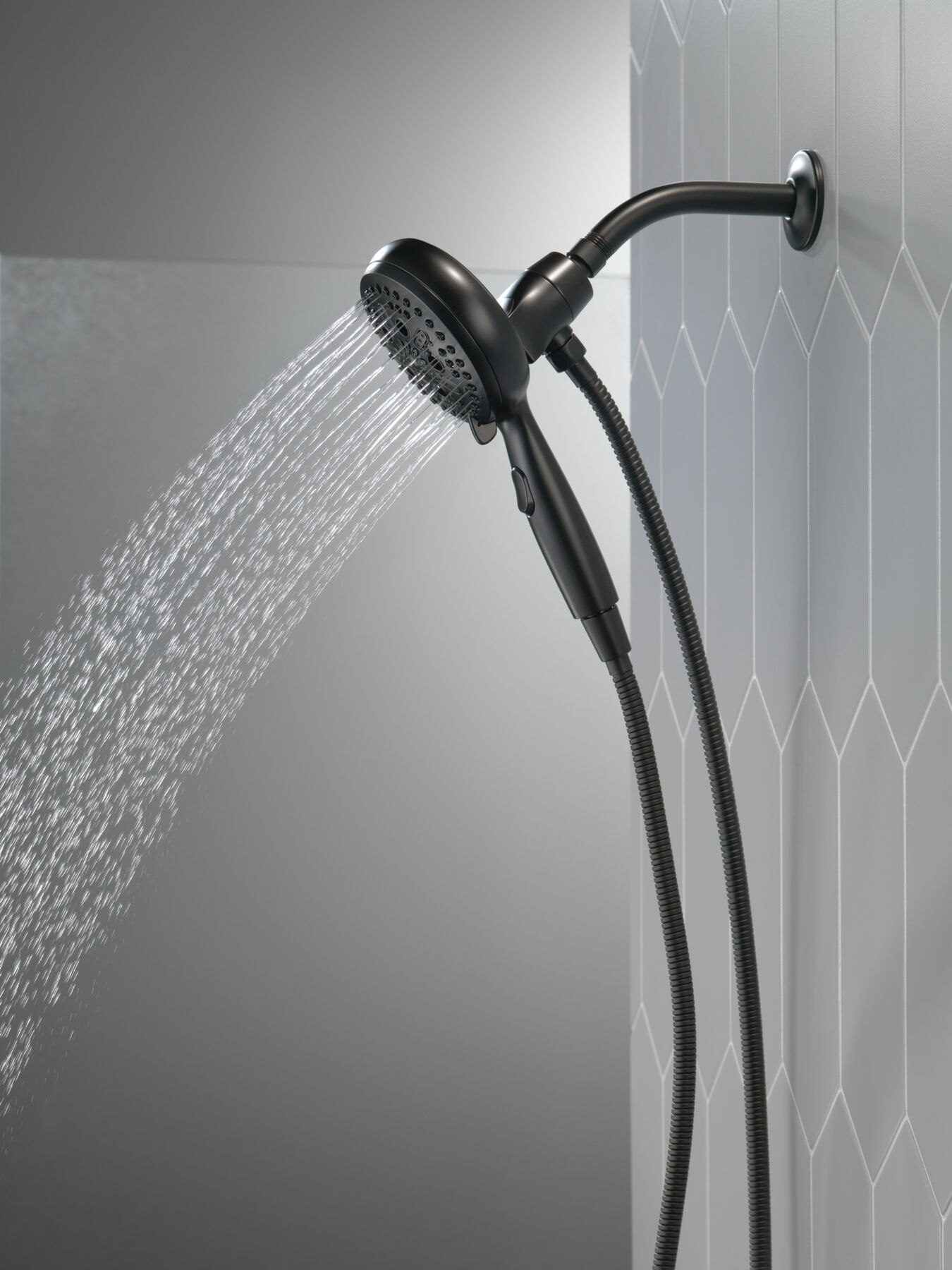 7-Setting SureDock&reg; Magnetic Hand Shower