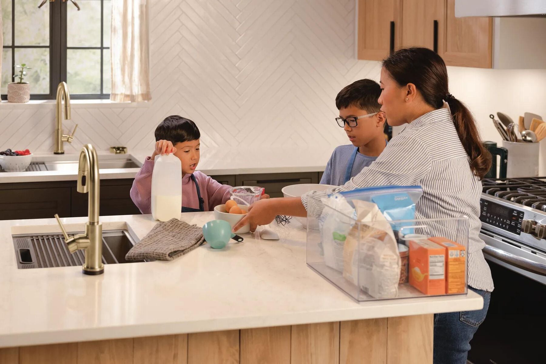 VoiceIQ&reg; Kitchen Faucet with Touch<sub>2</sub>O&reg; Technology with Touchless Technology