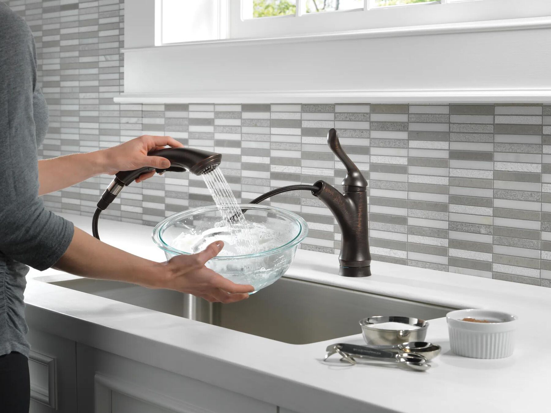 Single Handle Pull-Out Kitchen Faucet with Touch2O&reg; Technology