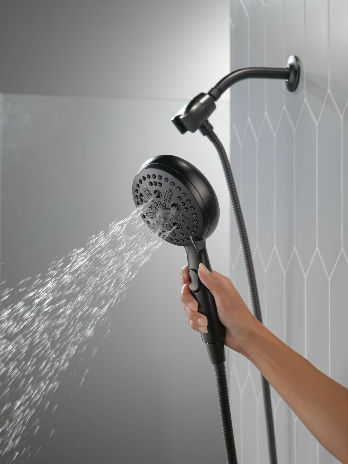 7-Setting SureDock&reg; Magnetic Hand Shower