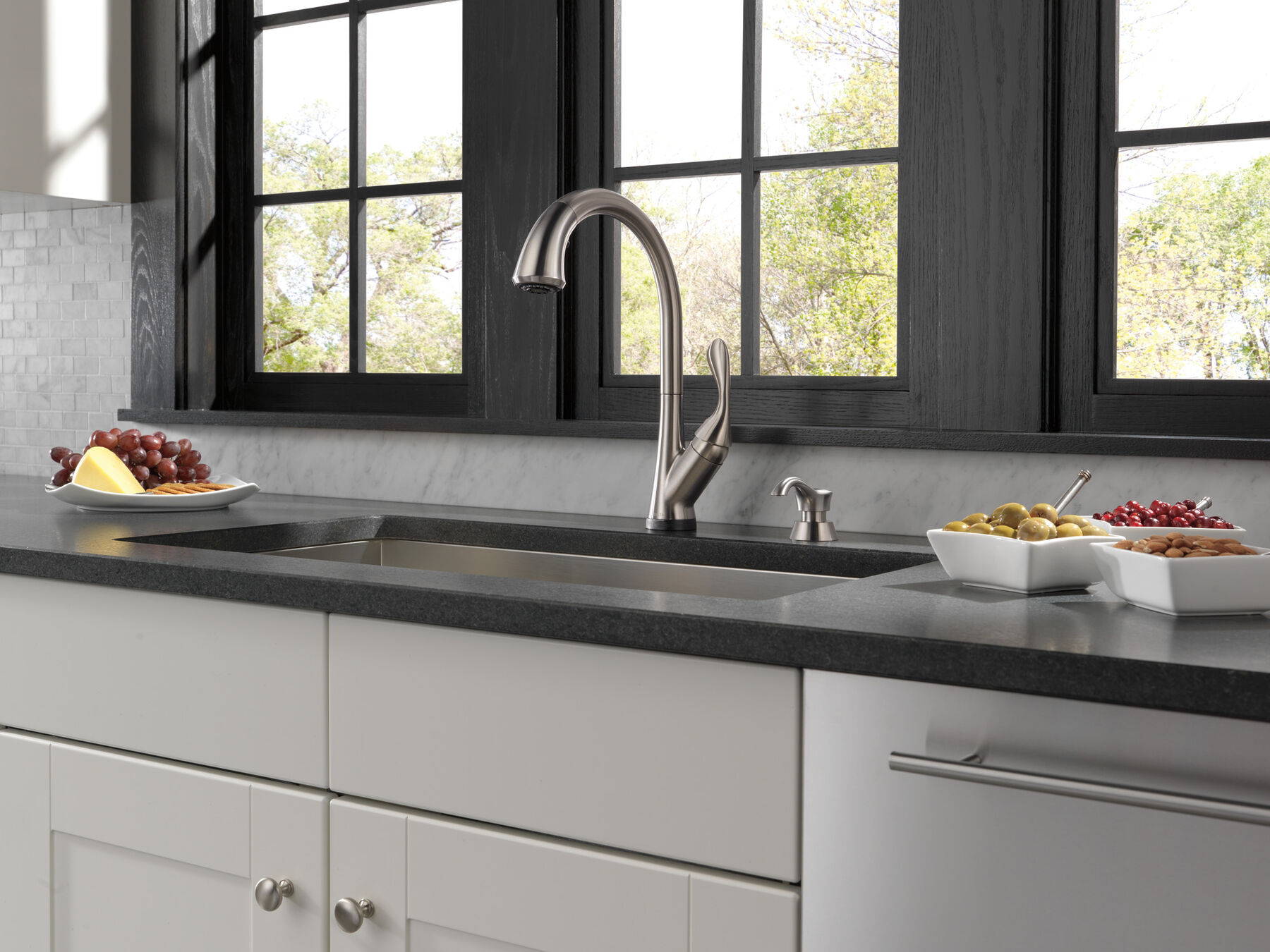 Single Handle Pull-Down Kitchen Faucet with Touch<sub>2</sub>O&reg; Technology and ShieldSpray&reg; Technologies