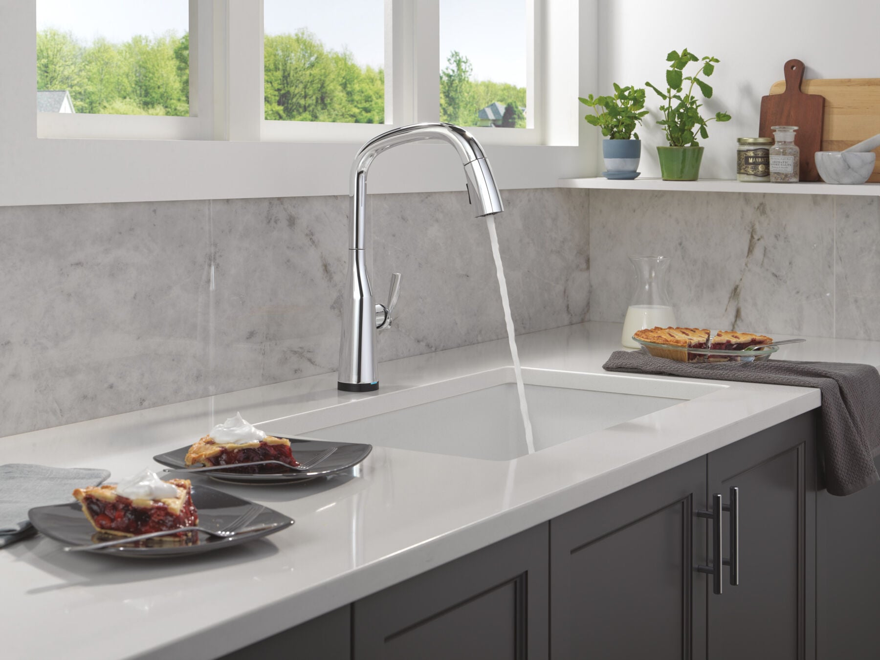Touch<sub>2</sub>O&reg; Technology Kitchen Faucet with Touchless Technology