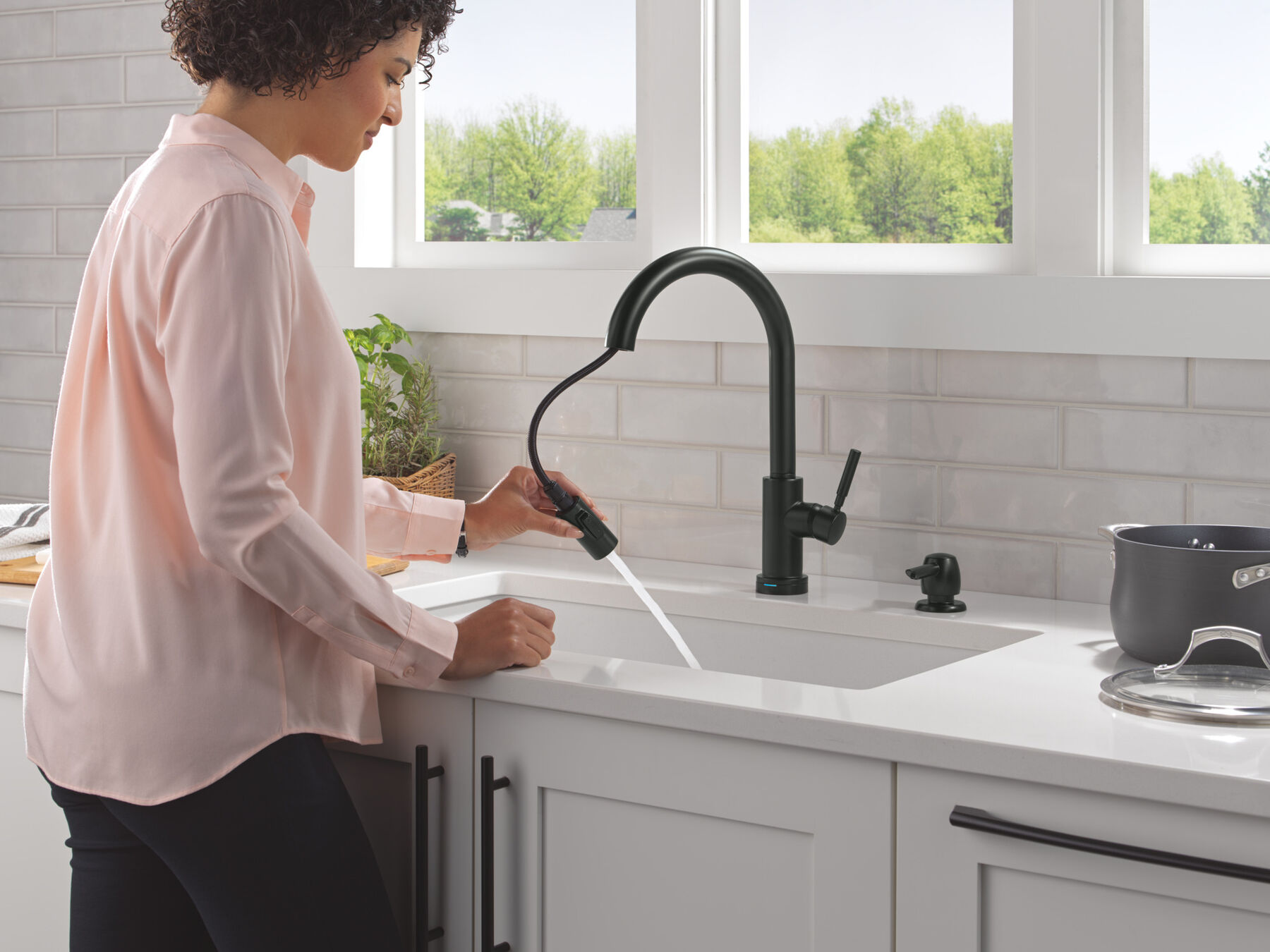 Single Handle Pull-Down Touch<sub>2</sub>O&reg; Technology Kitchen Faucet with Touchless Technology