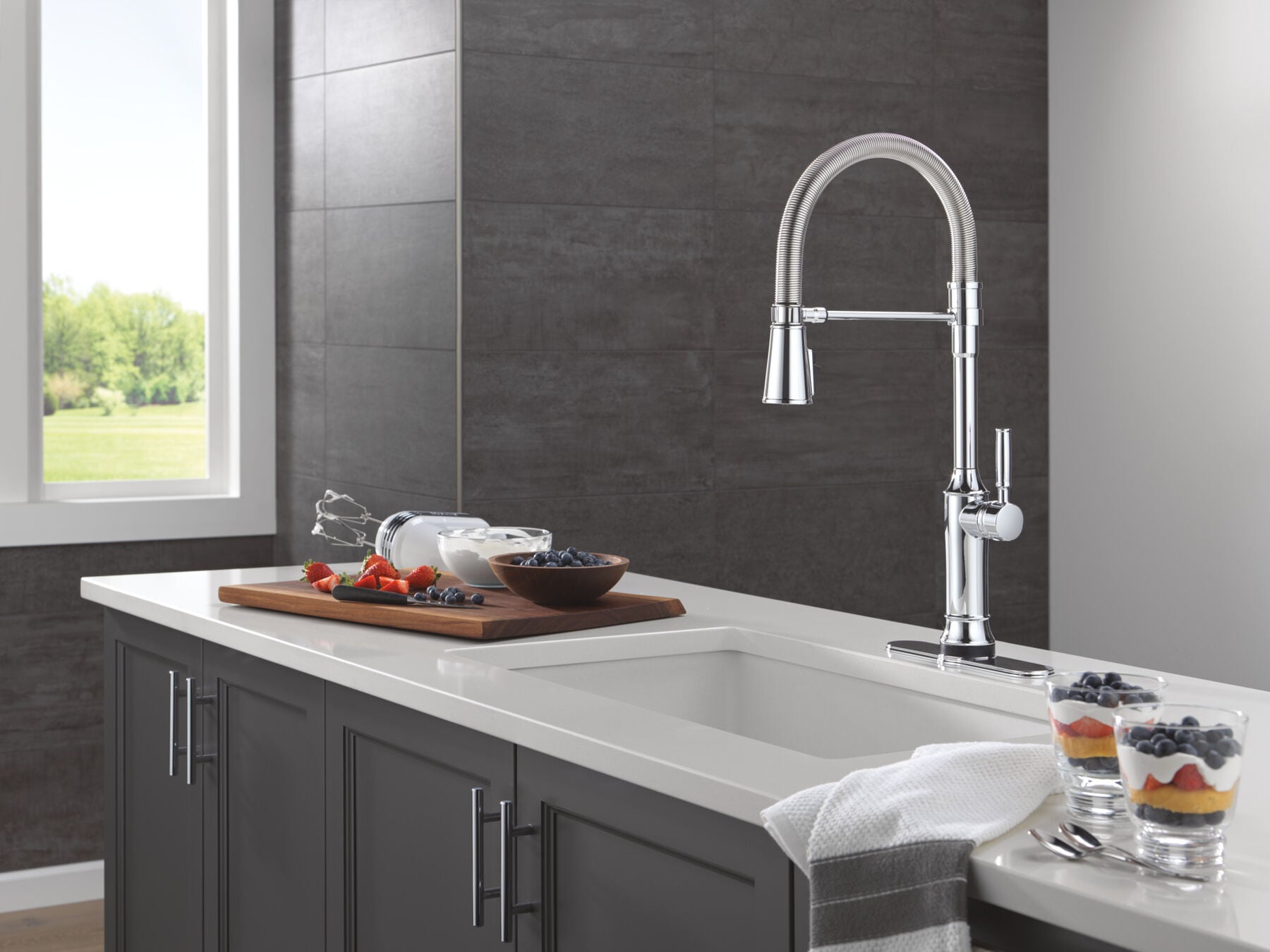 Touch2O&reg; Technology Kitchen Faucet with Touchless Technology