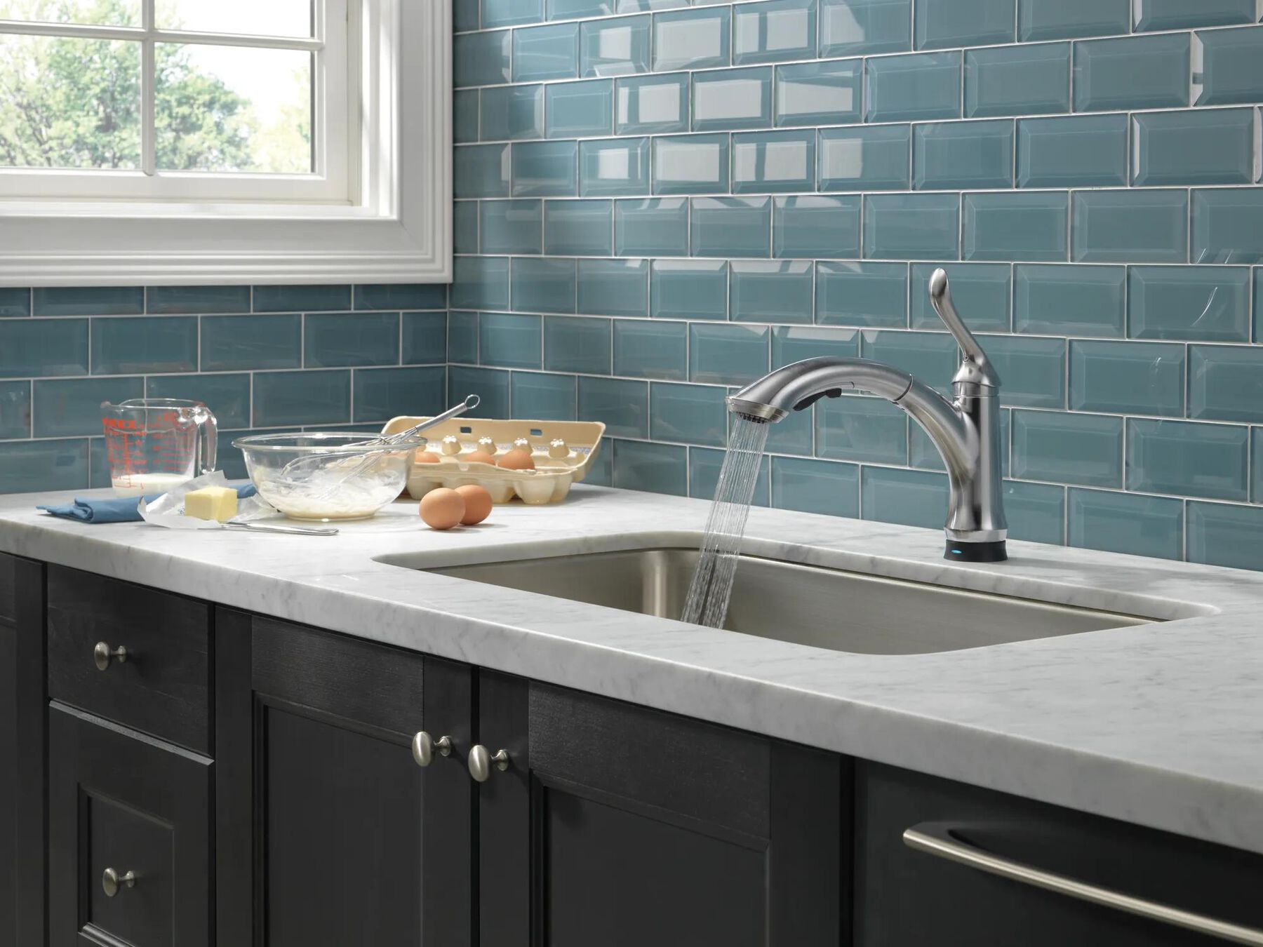 Single Handle Pull-Out Kitchen Faucet with Touch2O&reg; Technology