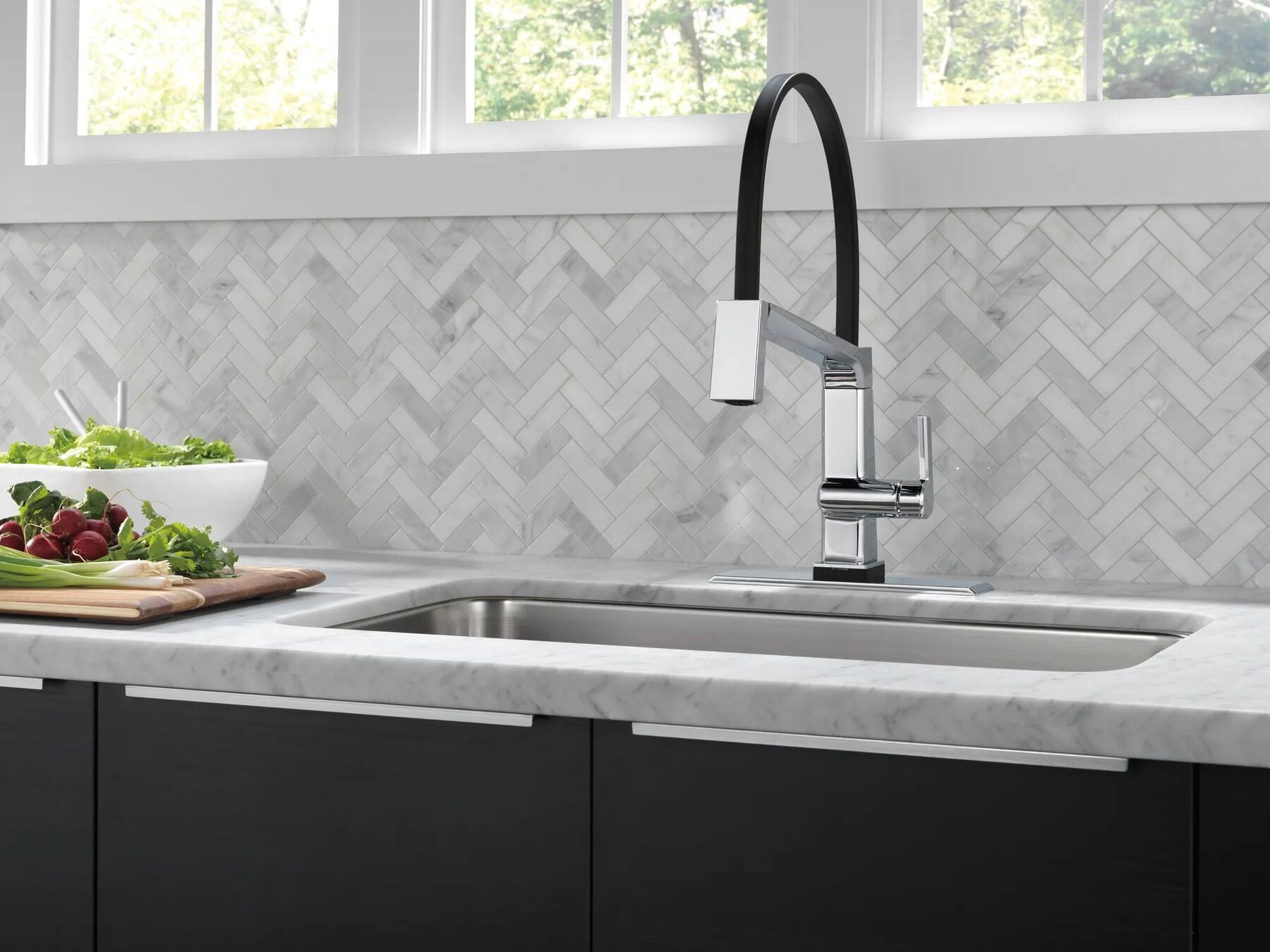Single Handle Exposed Hose Kitchen Faucet with Touch<sub>2</sub>O Technology