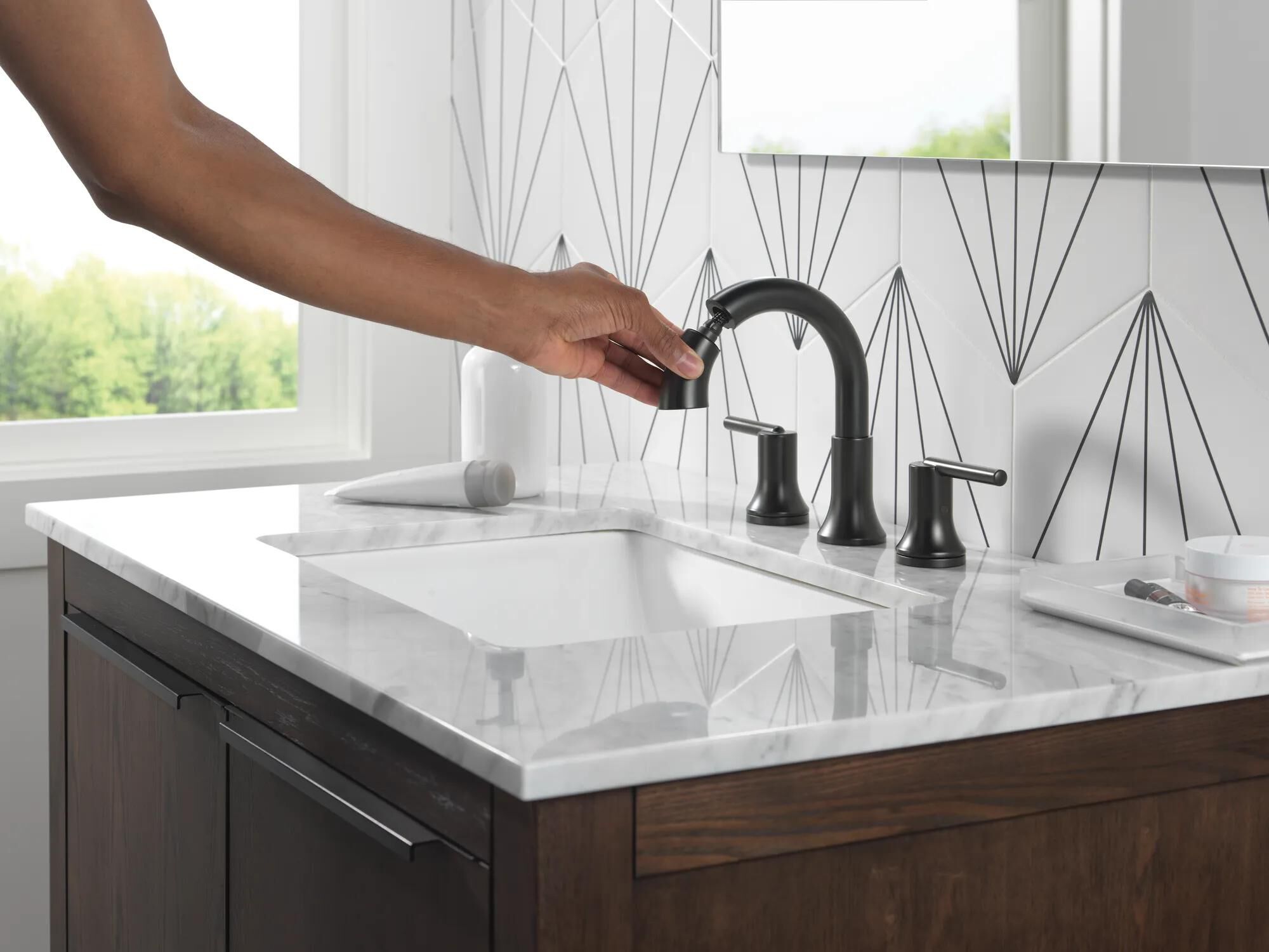 デルタバリア Two Handle Widespread Pull Down Bathroom Faucet in Matte Black