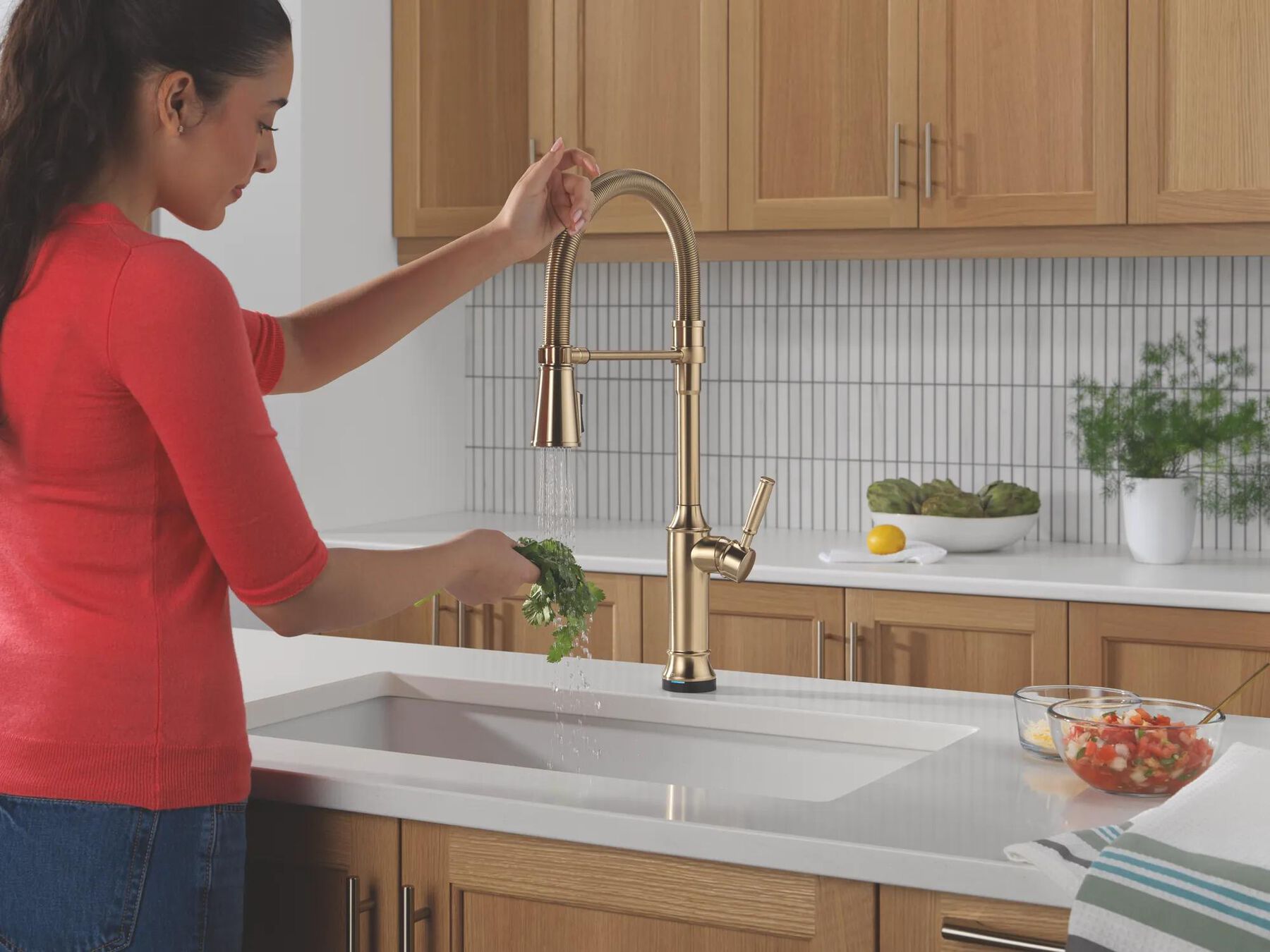 Touch2O&reg; Technology Kitchen Faucet with Touchless Technology