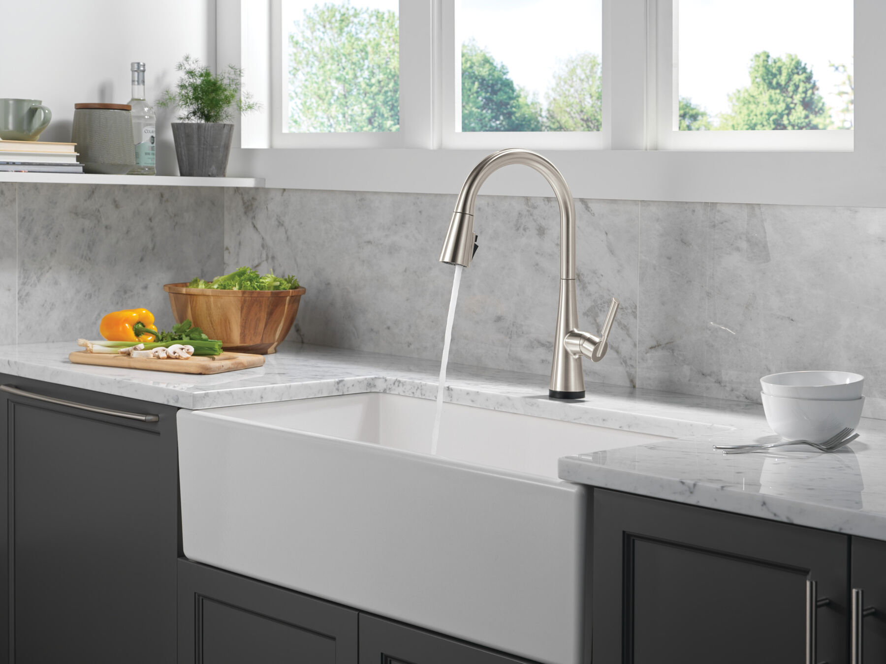 Single Handle Pull-Down Touch<sub>2</sub>O&reg; Technology Kitchen Faucet with Touchless Technology