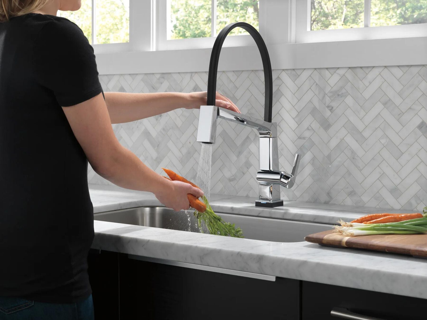 Single Handle Exposed Hose Kitchen Faucet with Touch<sub>2</sub>O Technology