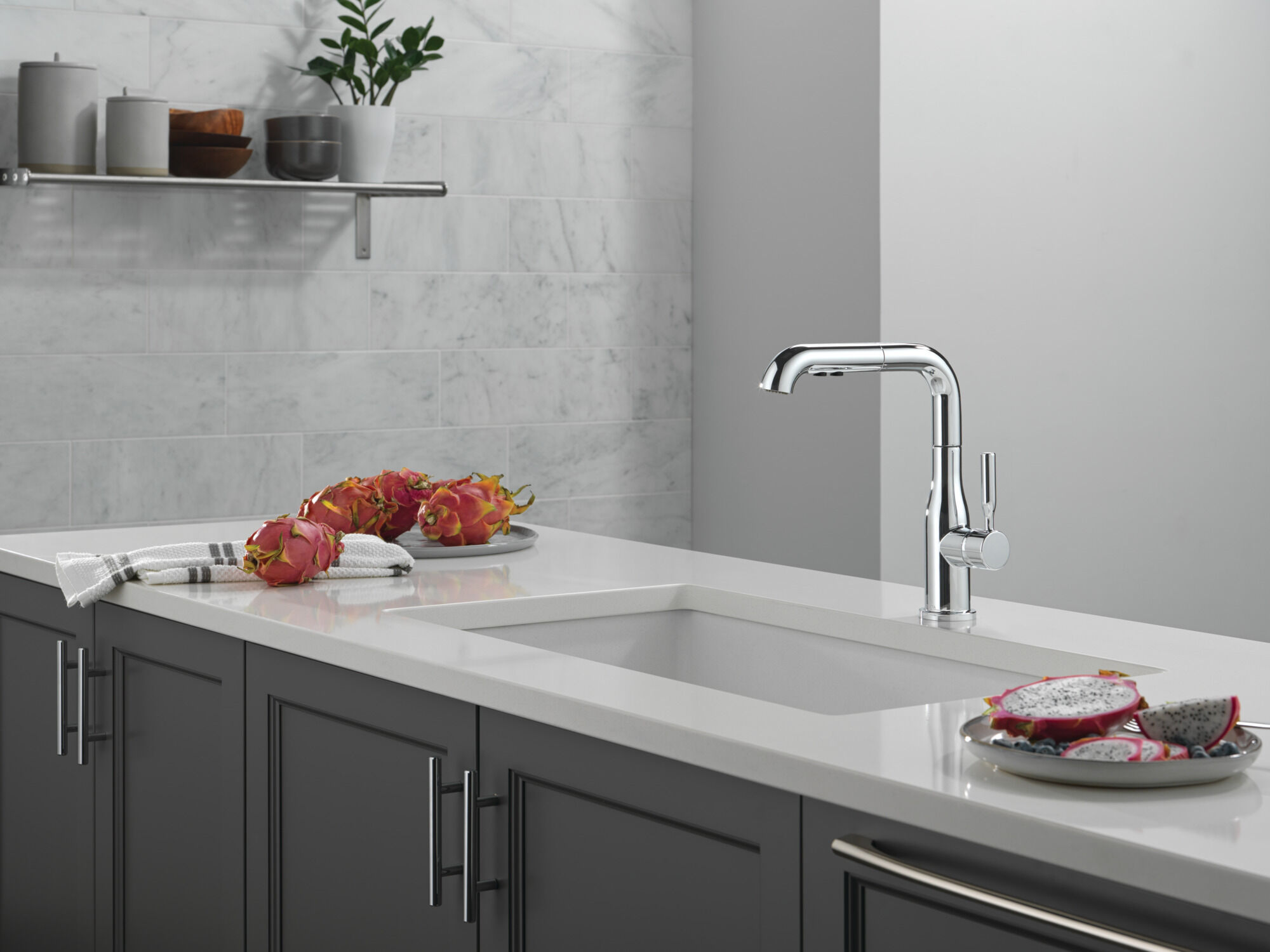 Single Handle Pull-Out Kitchen Faucet in Chrome 16943-DST | Delta