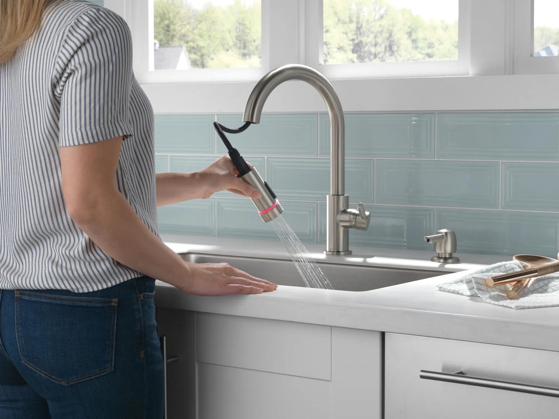 Single Handle Pull-Down Kitchen Faucet (Recertified)