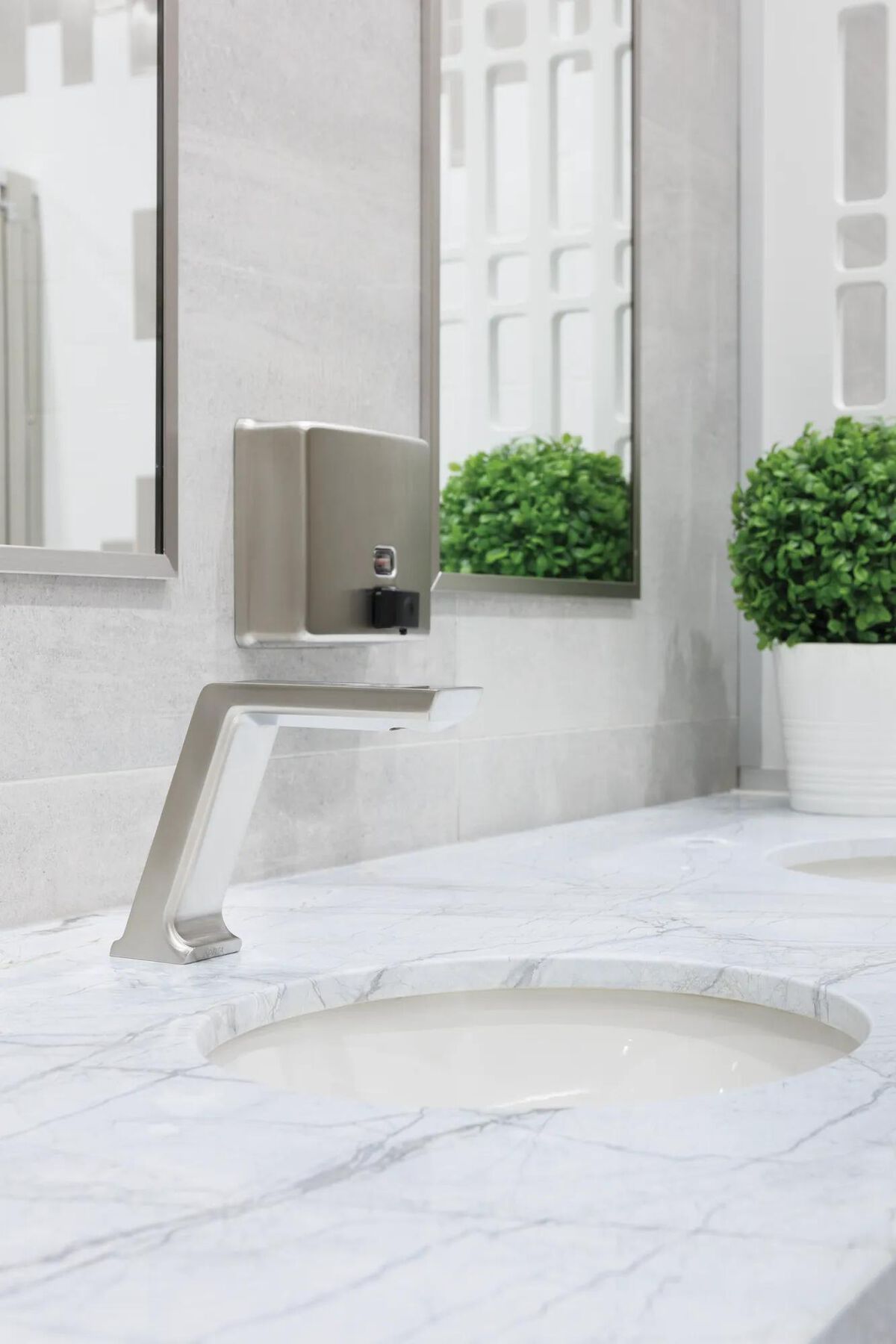 Contrasta&trade; Electronic Lavatory Faucet with Proximity Sensing Technology - Hardwire Operated,  0.35GPM