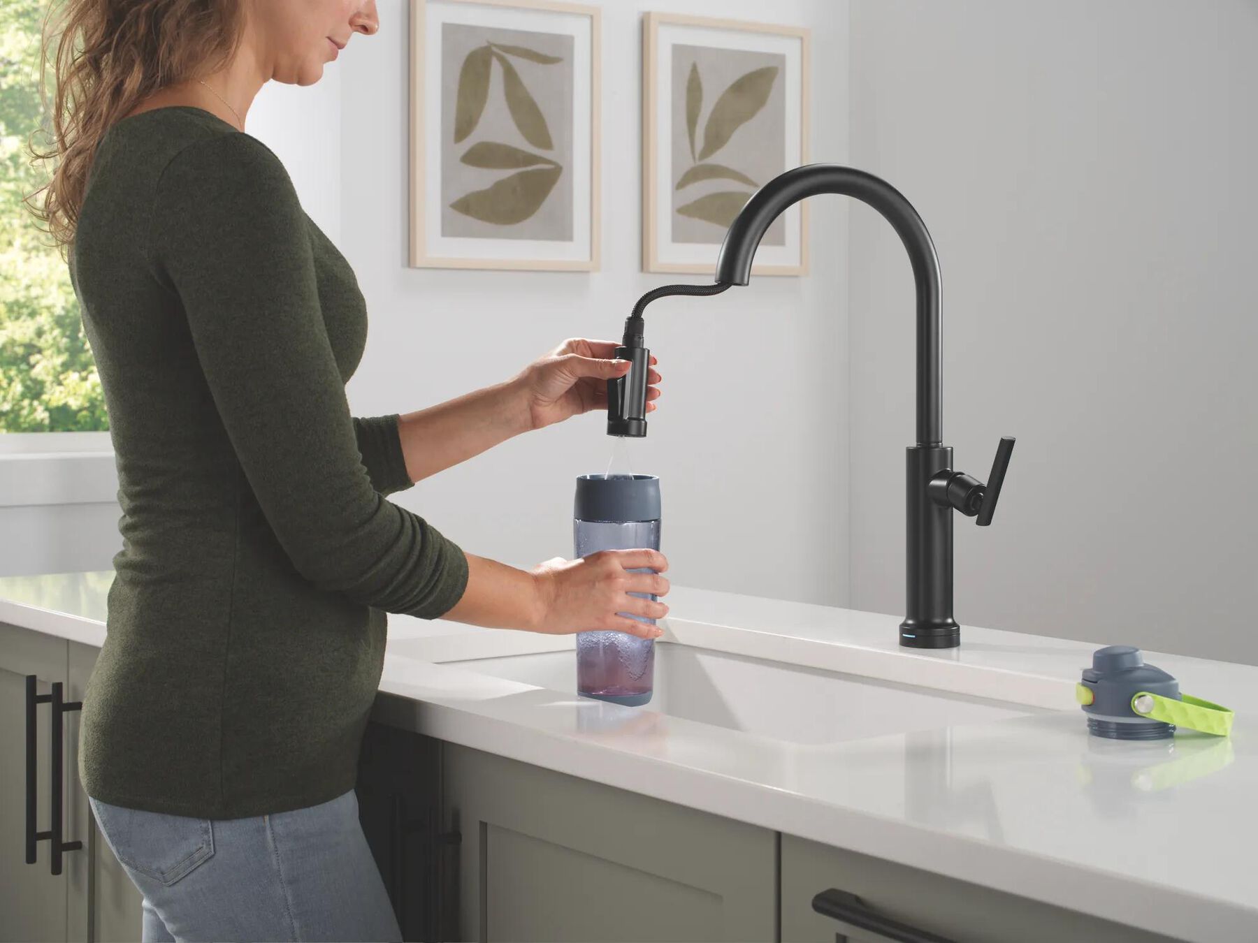 Touch2O&reg; Technology Kitchen Faucet with Touchless Technology