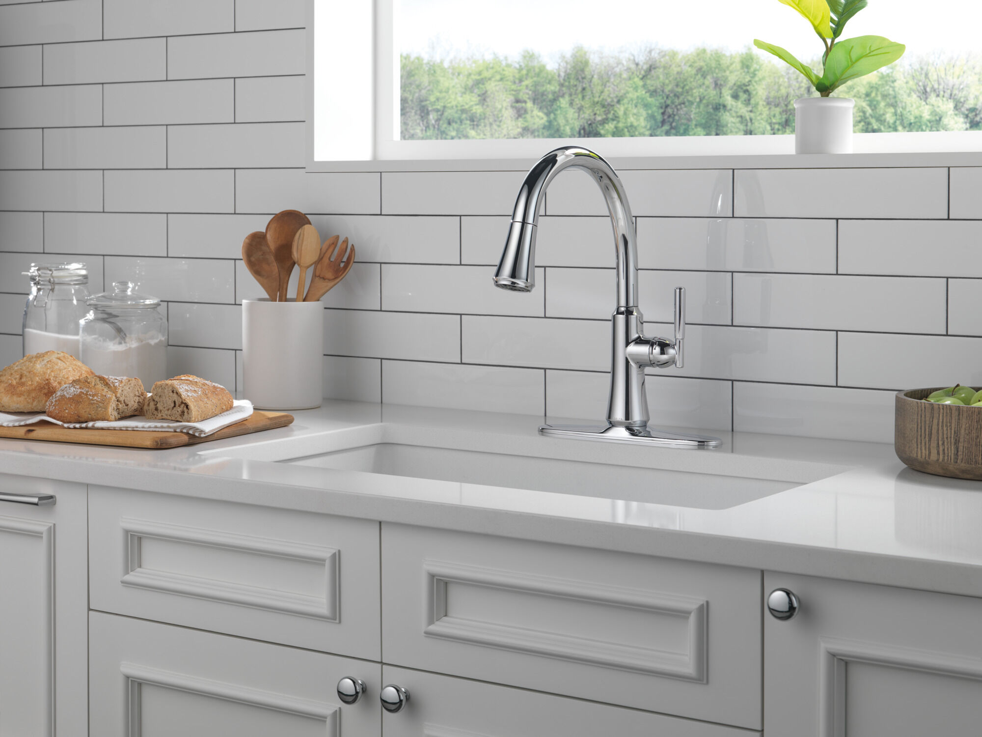 Single Handle Pull-Down Kitchen Faucet in Chrome 9179-DST | Delta