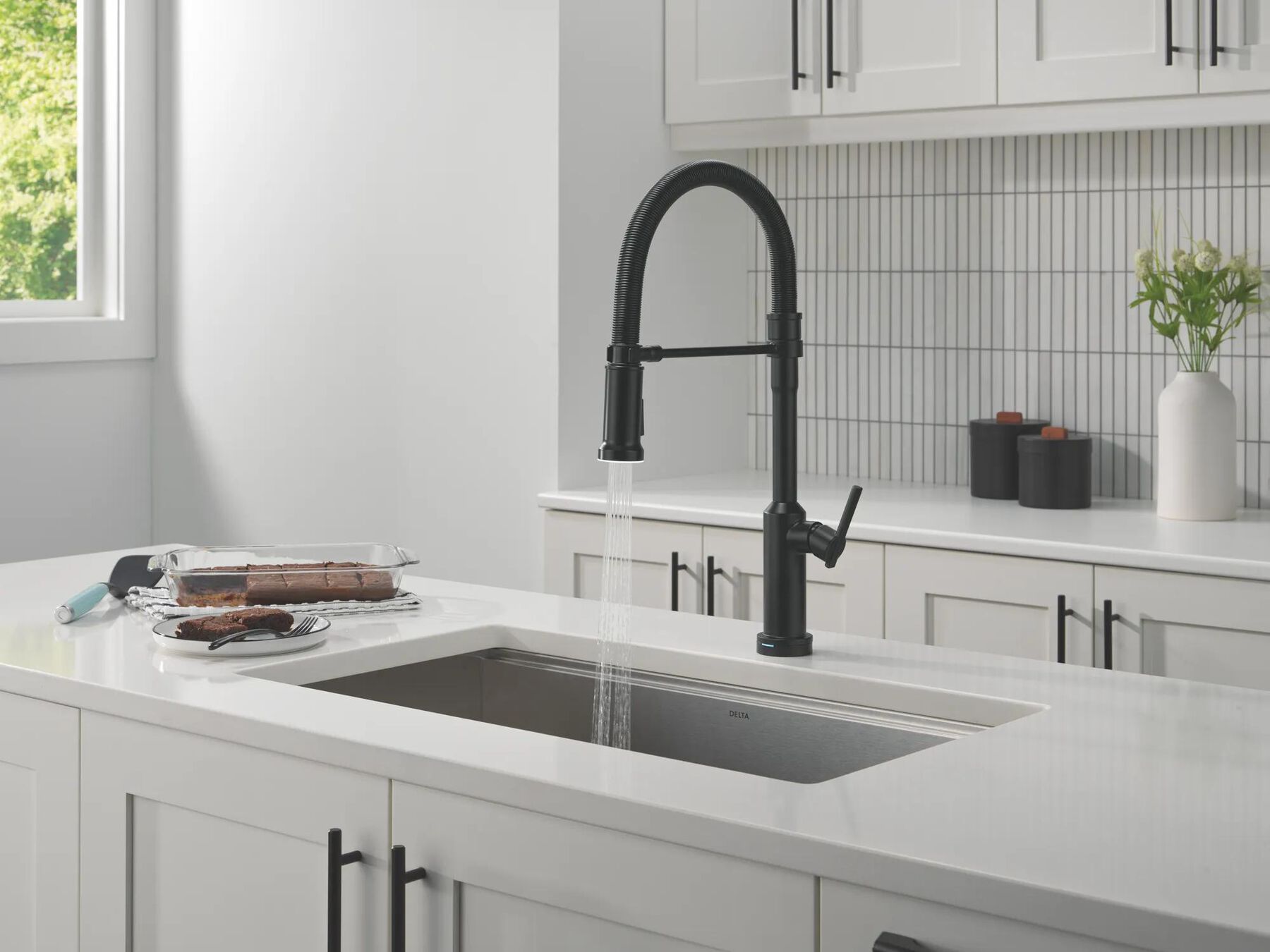Touch2O&reg; Technology Kitchen Faucet with Touchless Technology