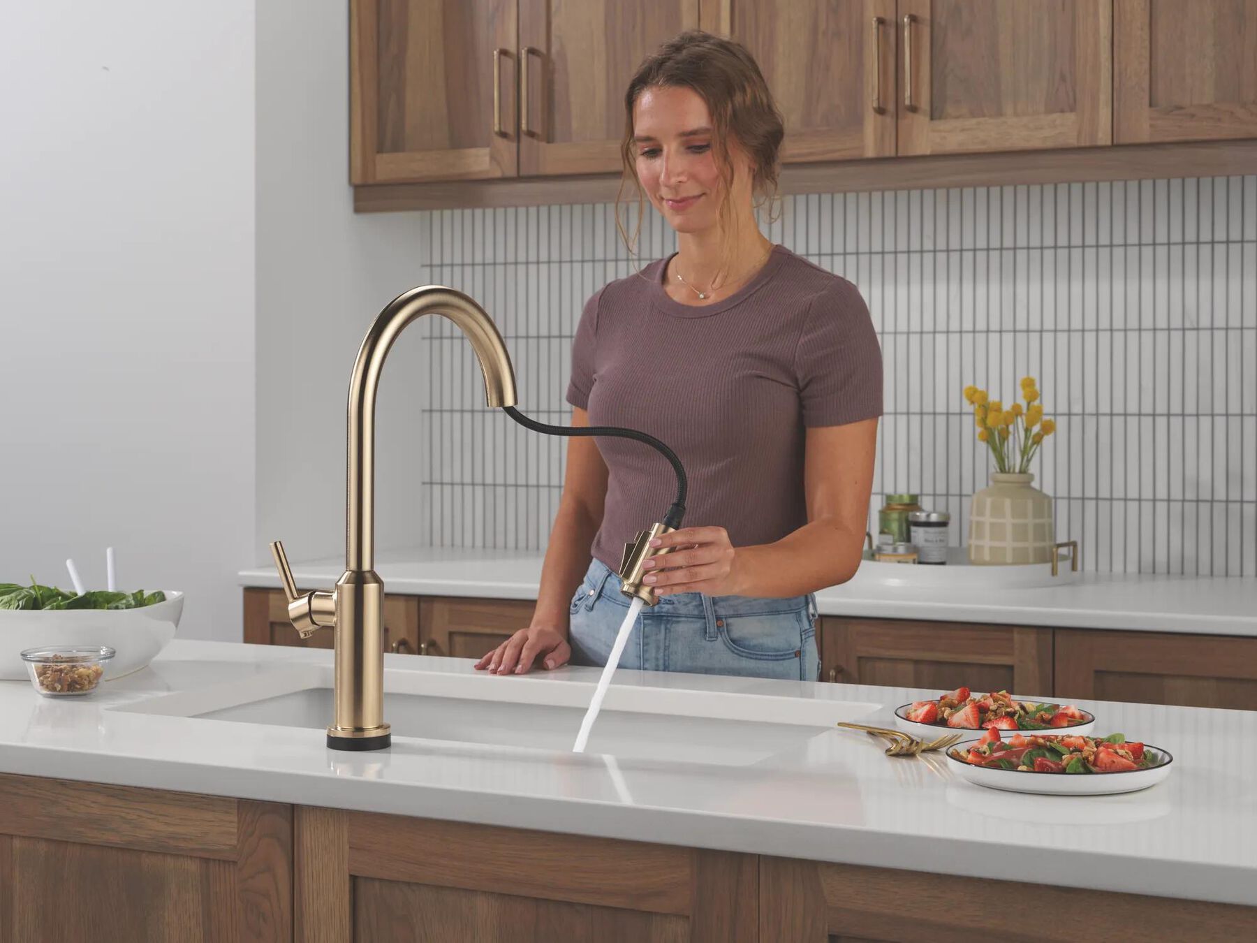Touch2O&reg; Technology Kitchen Faucet with Touchless Technology